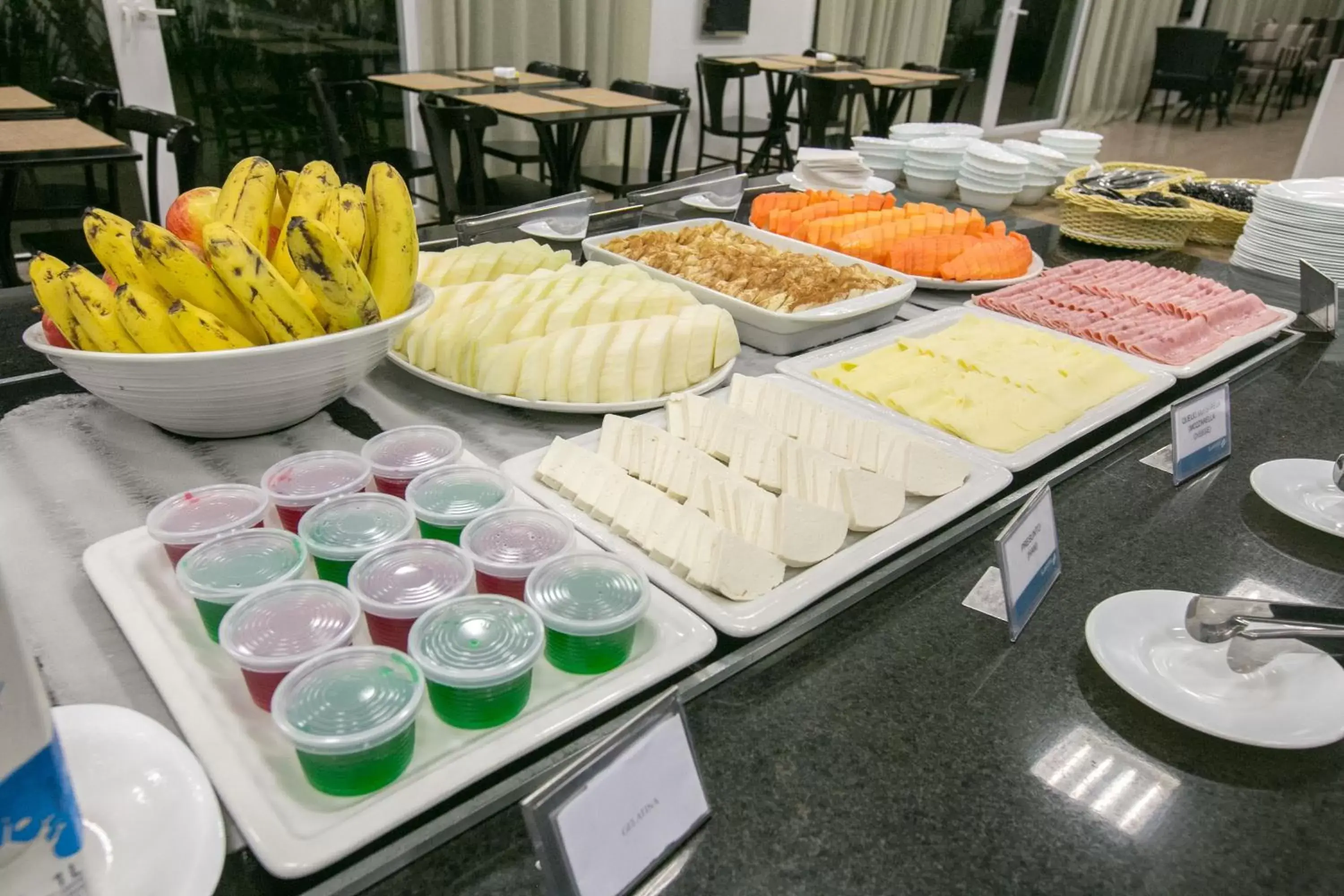 Buffet breakfast in Slim Cuiabá Aeroporto by Slaviero Hotéis