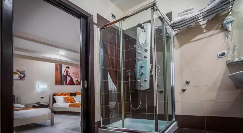 Steam room, Bathroom in Hotel Daytona