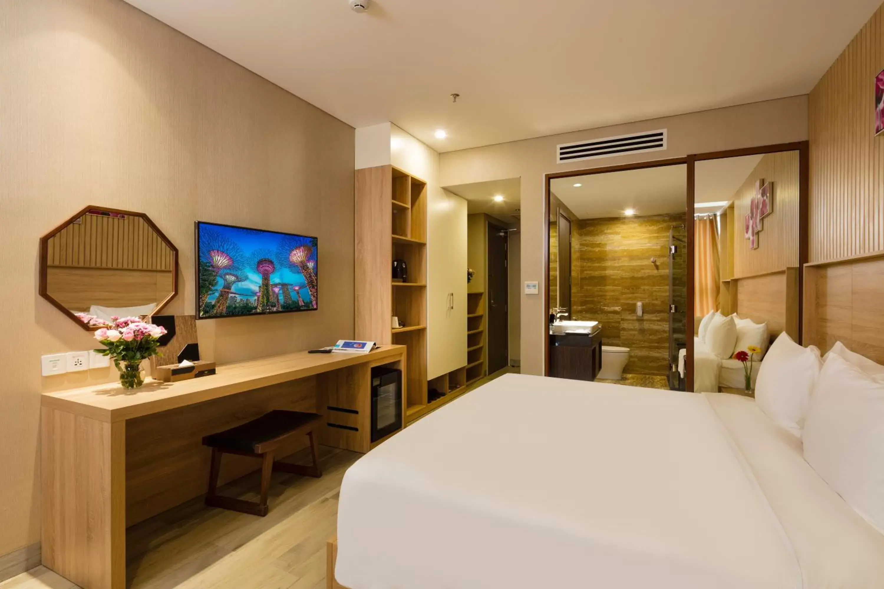 Bedroom, TV/Entertainment Center in Emerald Bay Hotel & Spa