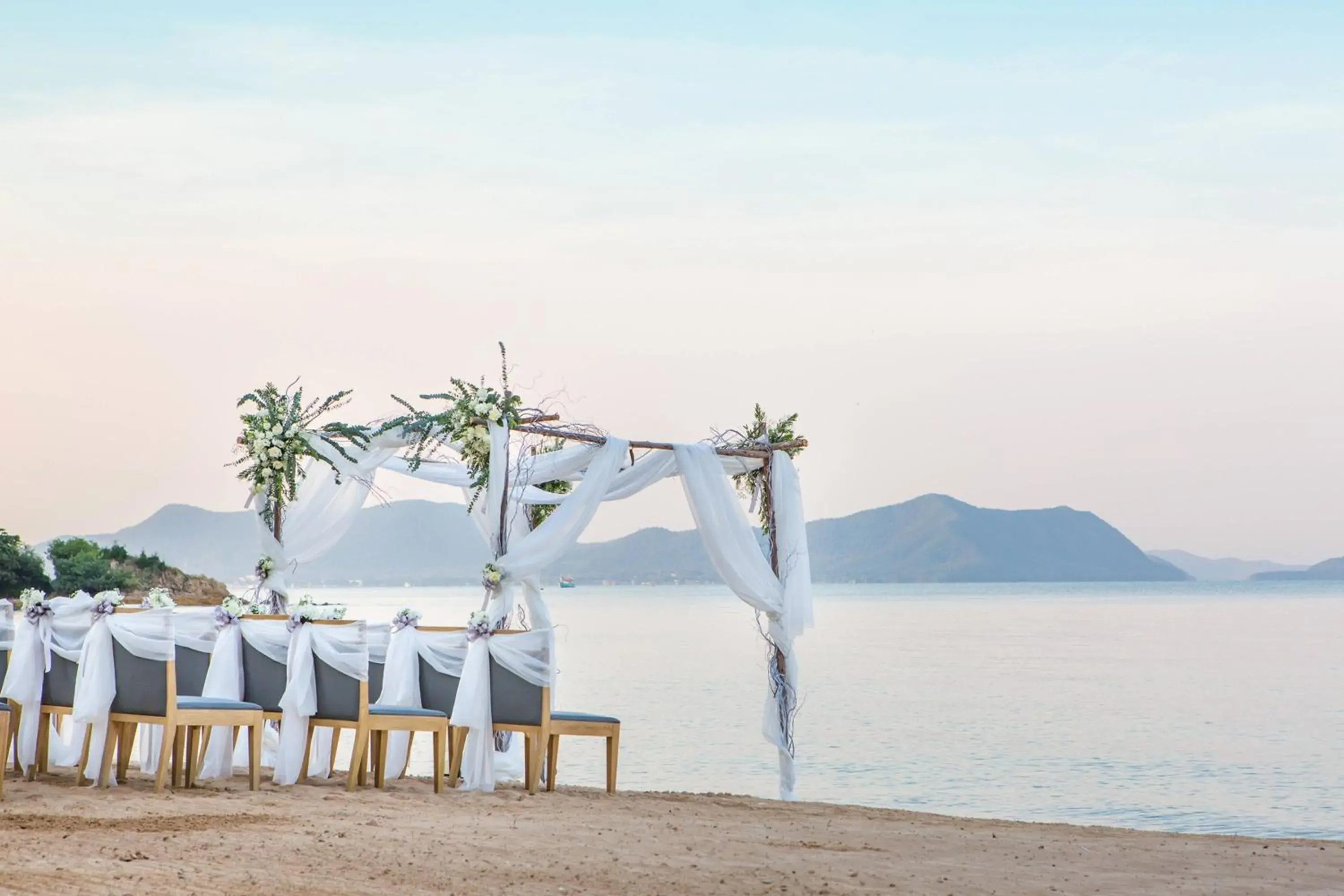Beach, Banquet Facilities in Renaissance Pattaya Resort & Spa