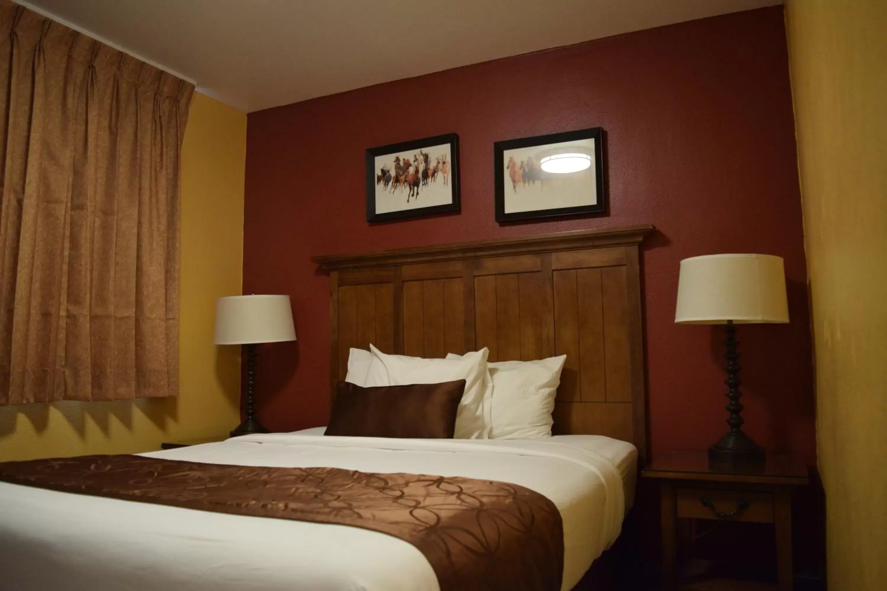 Bedroom, Bed in Royal Victorian Motel