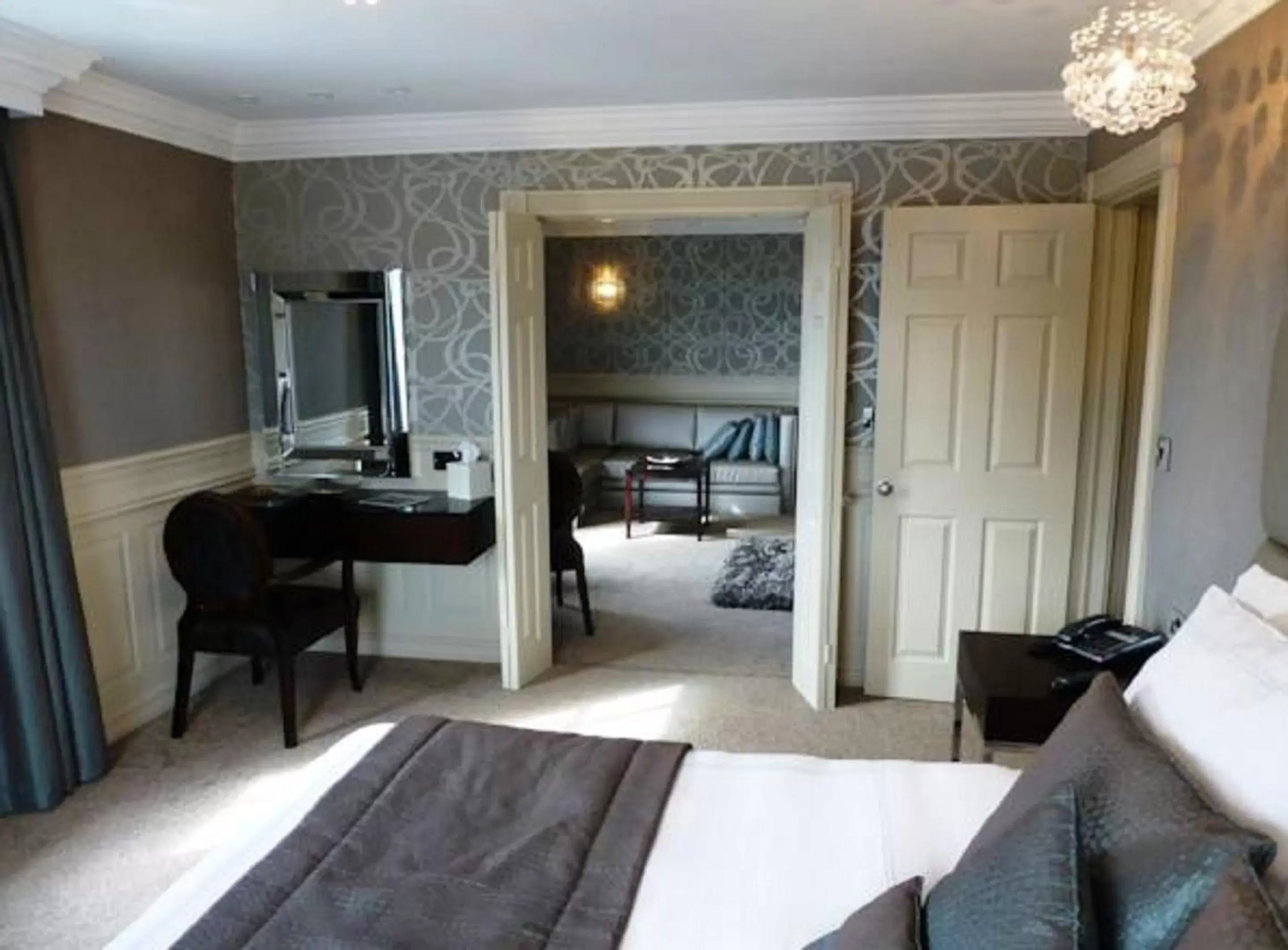 Bedroom, Seating Area in Cliff Hotel
