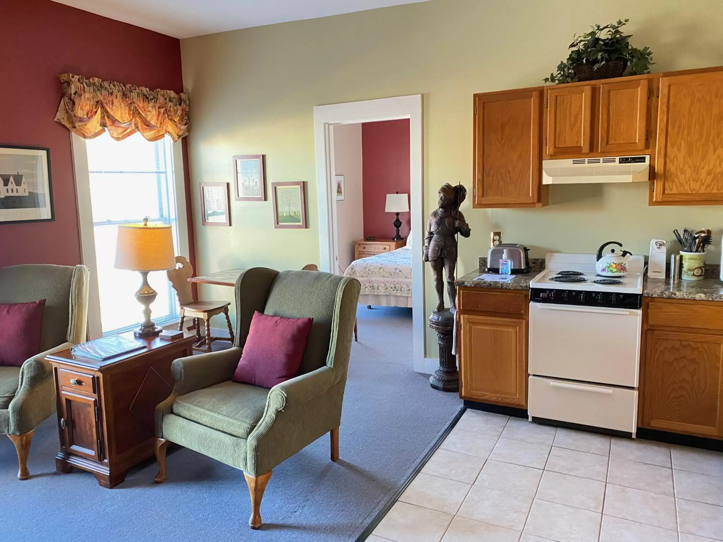 Kitchen or kitchenette in Bristol Suites