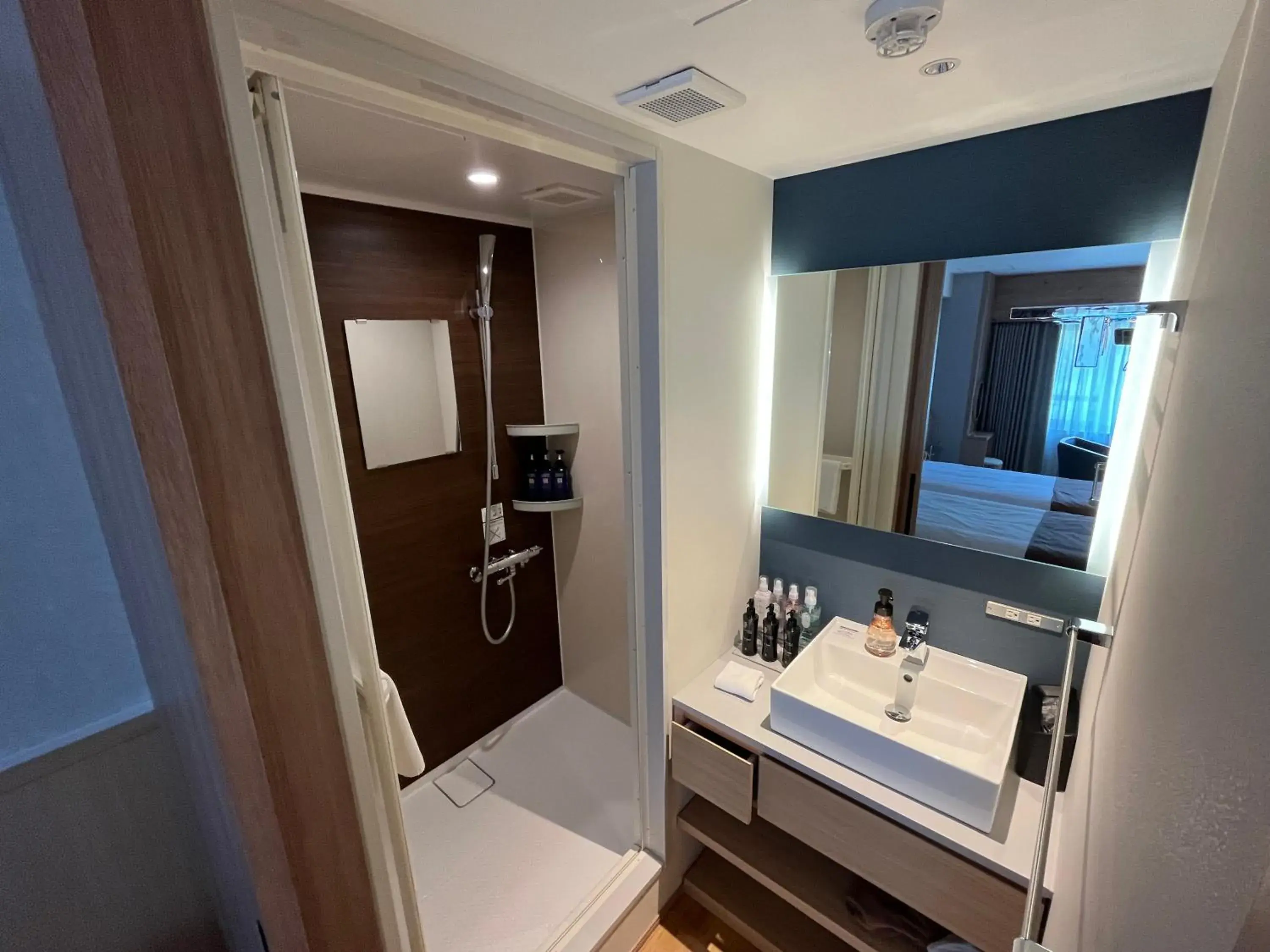 Shower, Bathroom in Shogetsu Grand Hotel