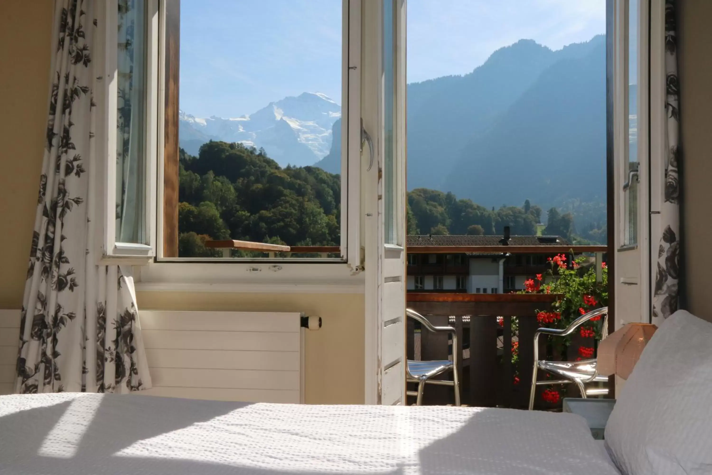 Bedroom, Mountain View in Alpenrose Hotel and Gardens