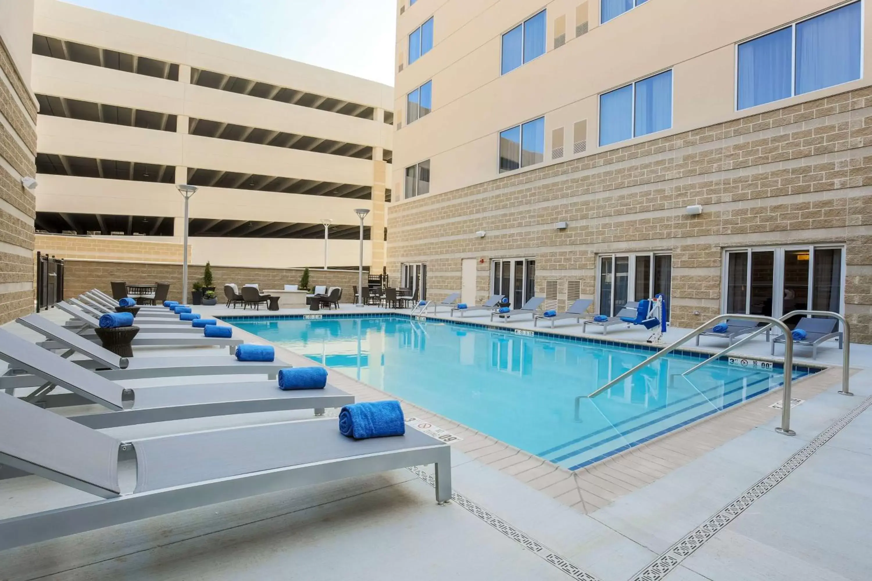 Pool view, Swimming Pool in DoubleTree by Hilton Evansville