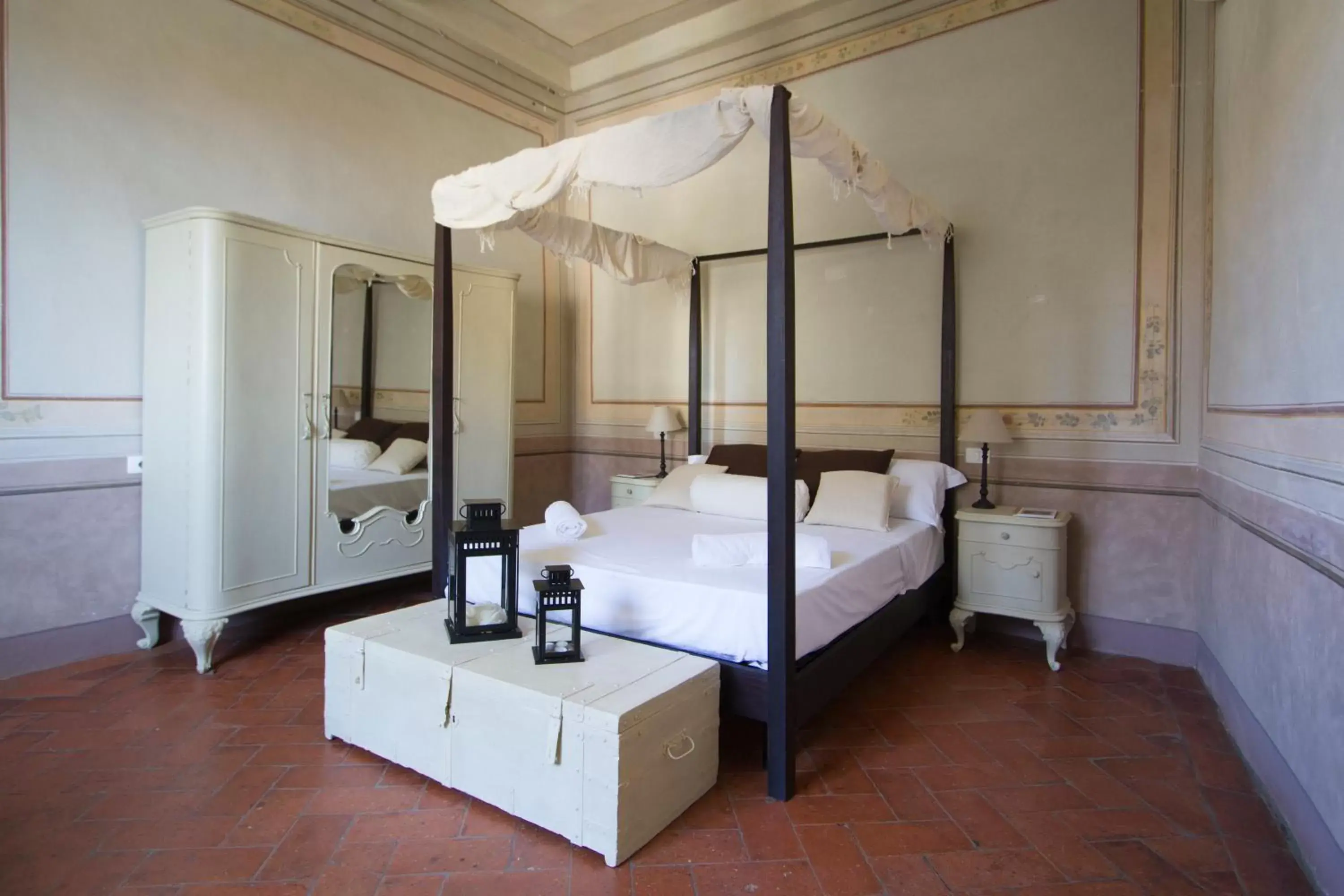 Bedroom, Bed in Cortona Suite