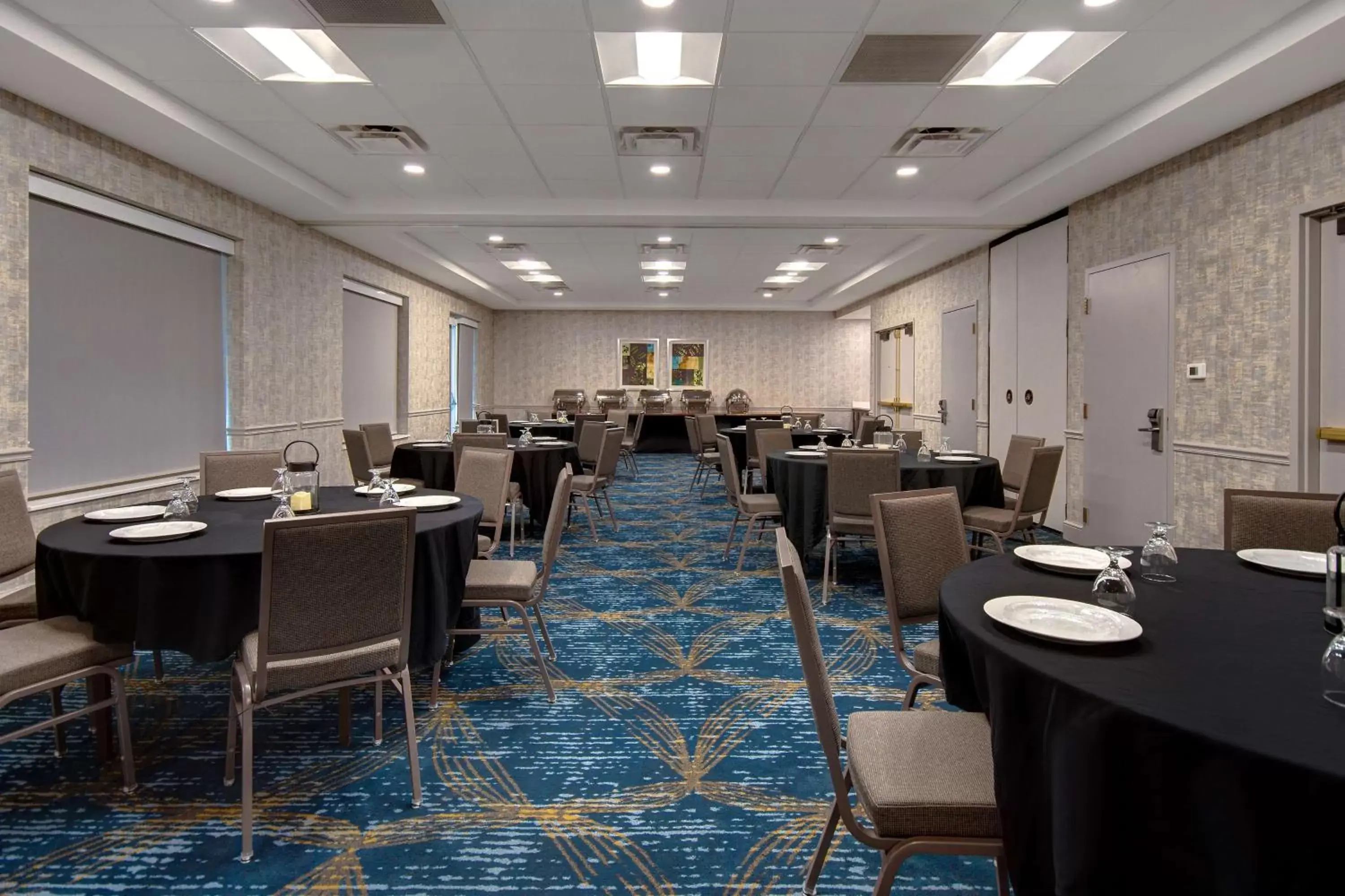 Meeting/conference room, Restaurant/Places to Eat in Hilton Garden Inn Detroit Metro Airport