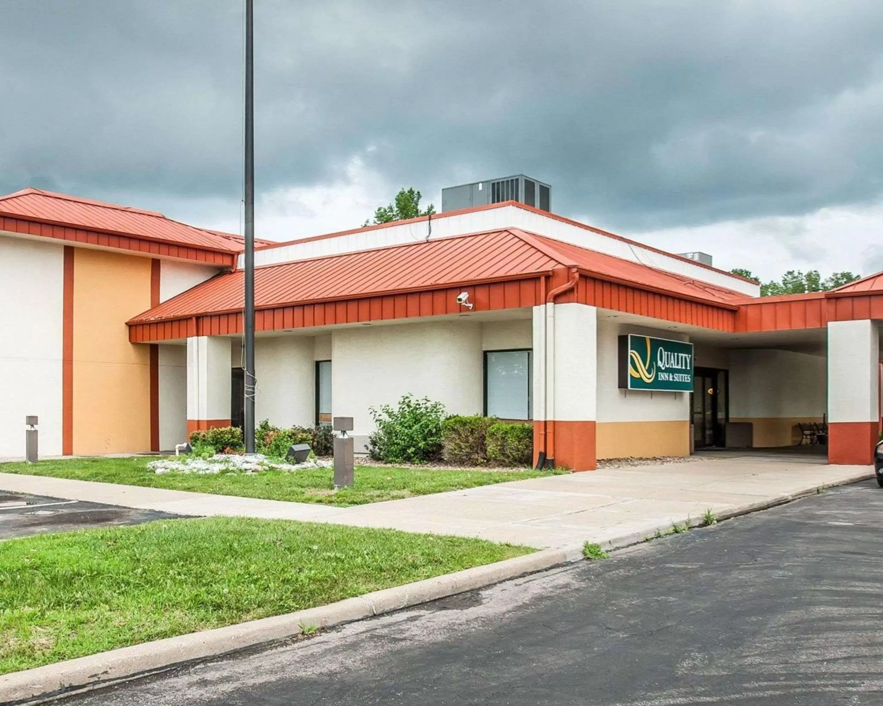 Property Building in Quality Inn & Suites Kansas City I-435N Near Sports Complex