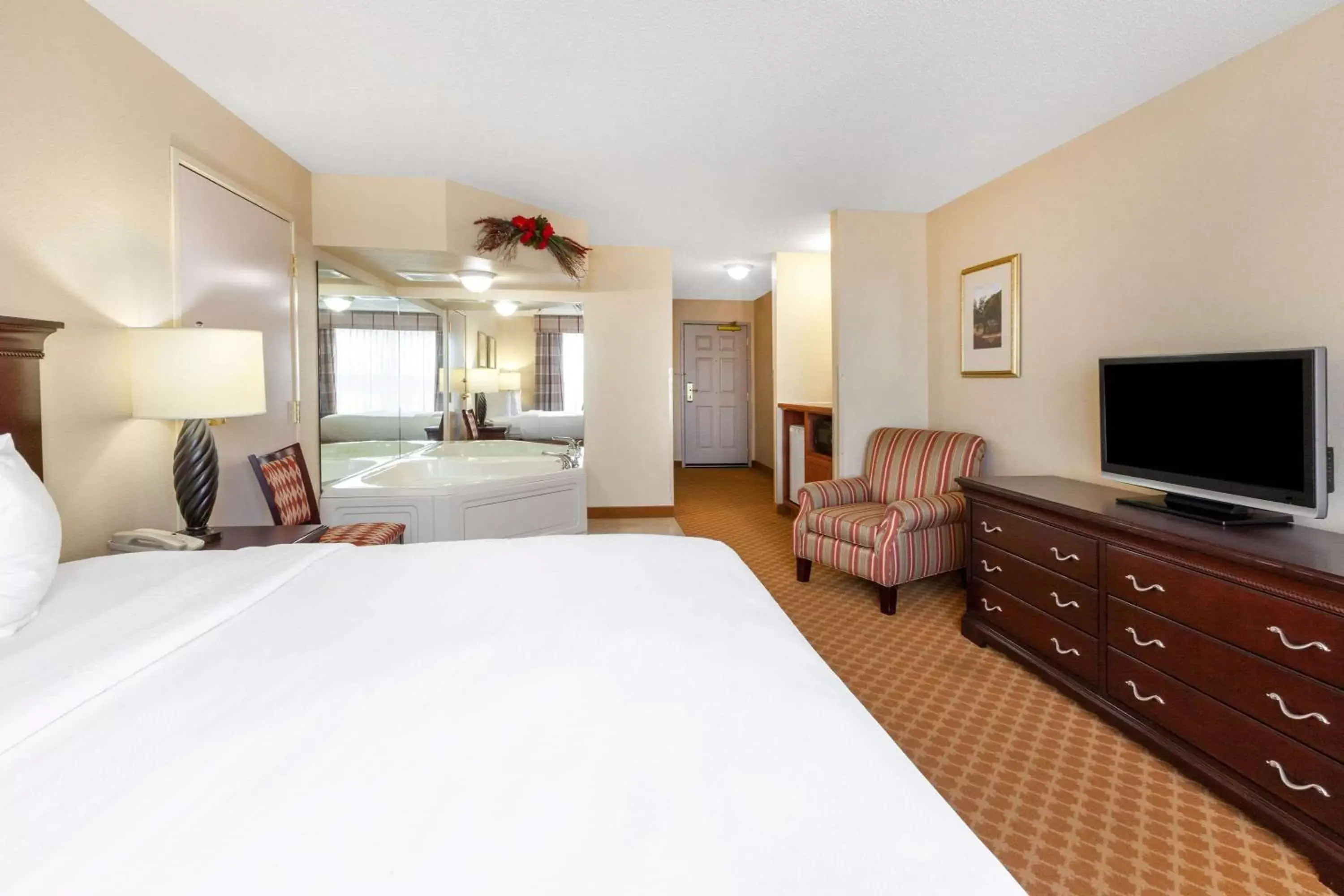 Photo of the whole room, Bed in AmericInn by Wyndham Iron Mountain