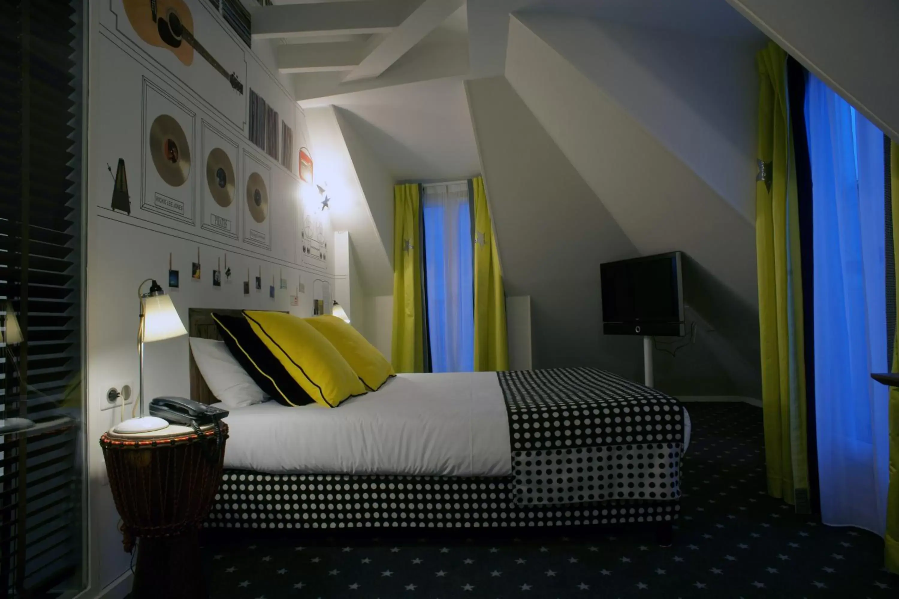 Bed in Hôtel du Triangle d'Or