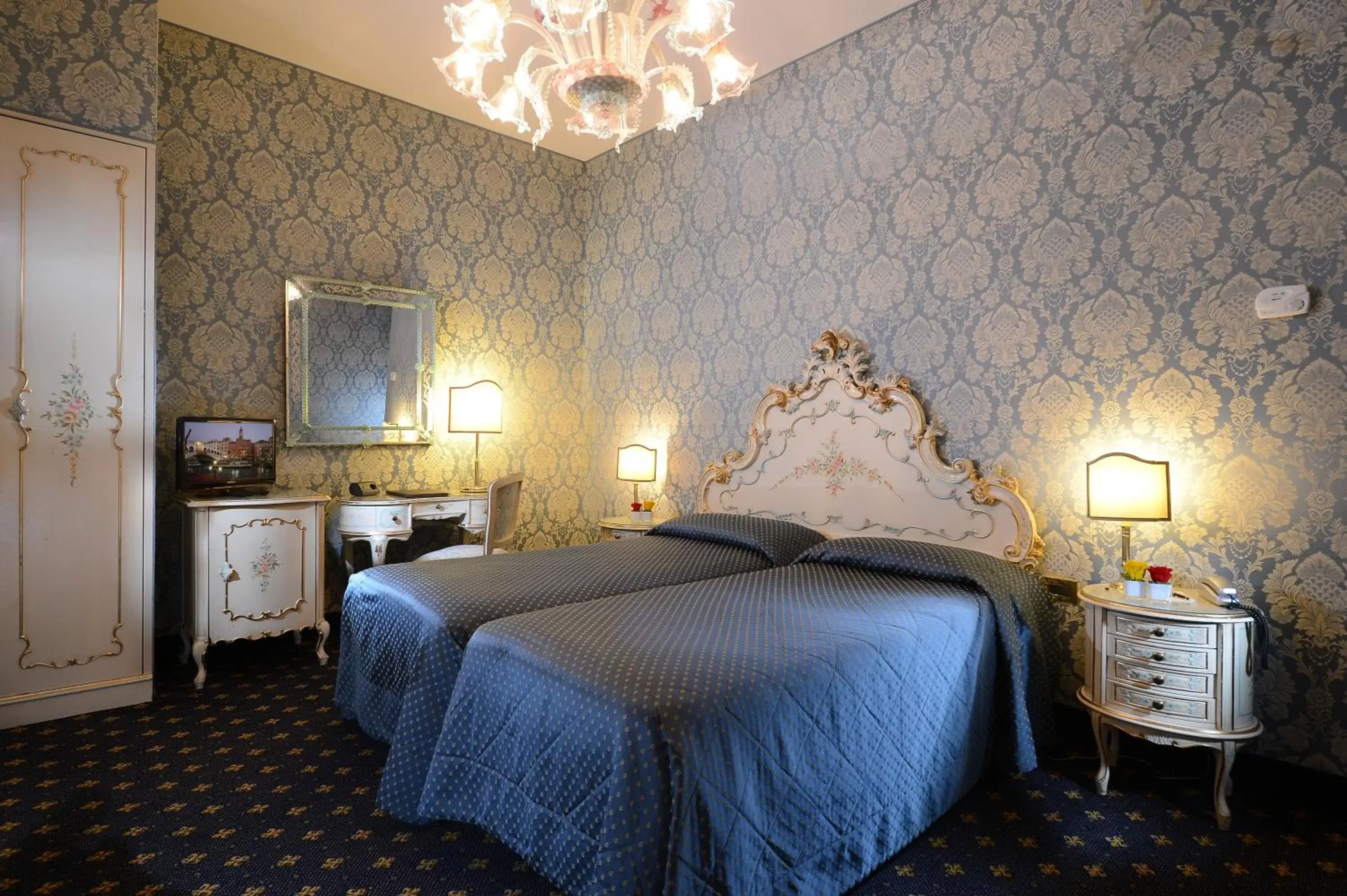 Photo of the whole room in Hotel Rialto Photo of the whole room in Hotel Rialto