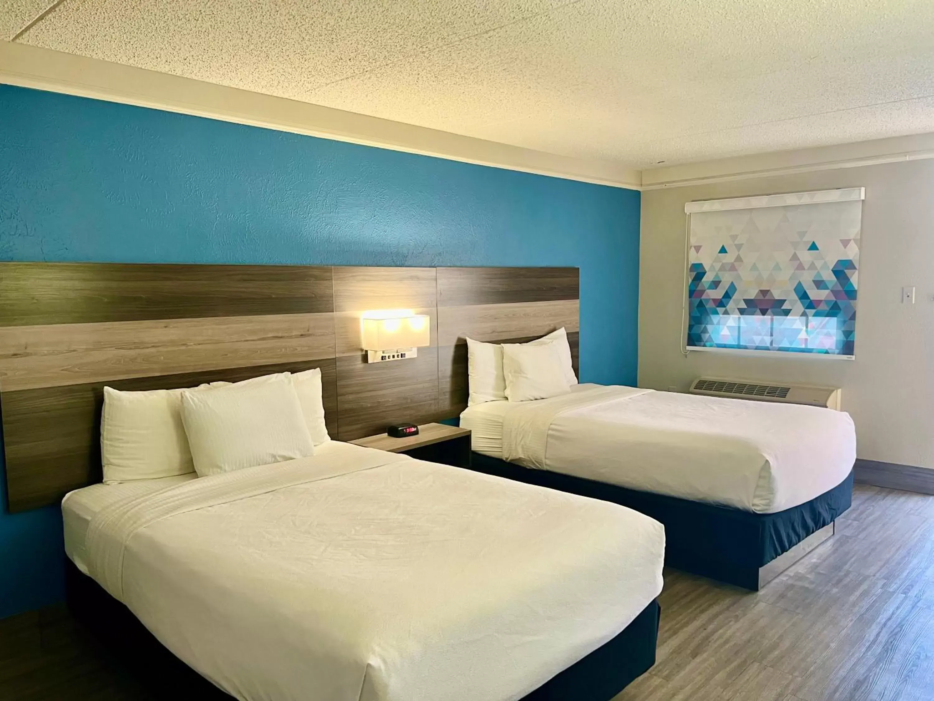 Photo of the whole room, Bed in La Quinta Inn by Wyndham El Paso East Lomaland