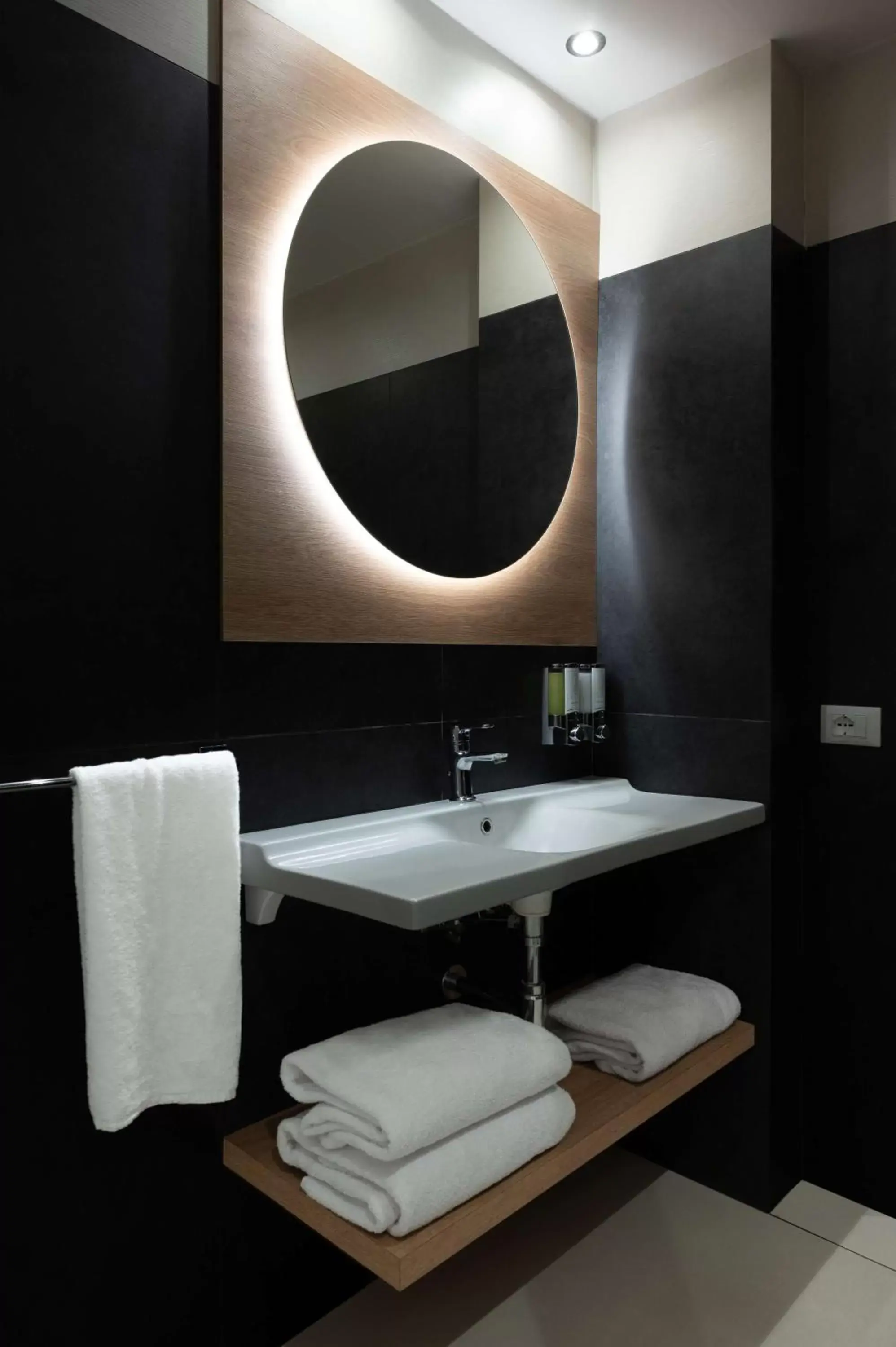 Bathroom in Hampton by Hilton Rome North Fiano Romano
