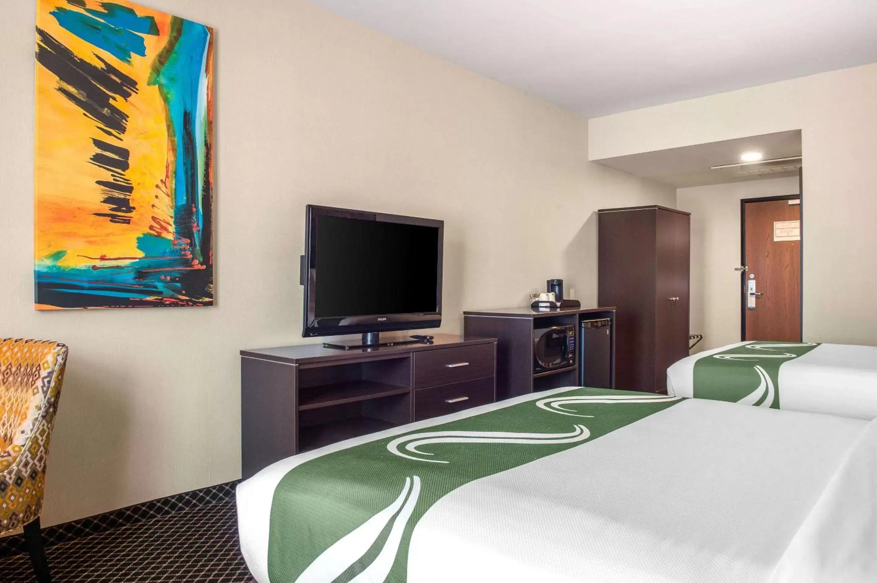 Bedroom, TV/Entertainment Center in Quality Inn & Suites Petawawa