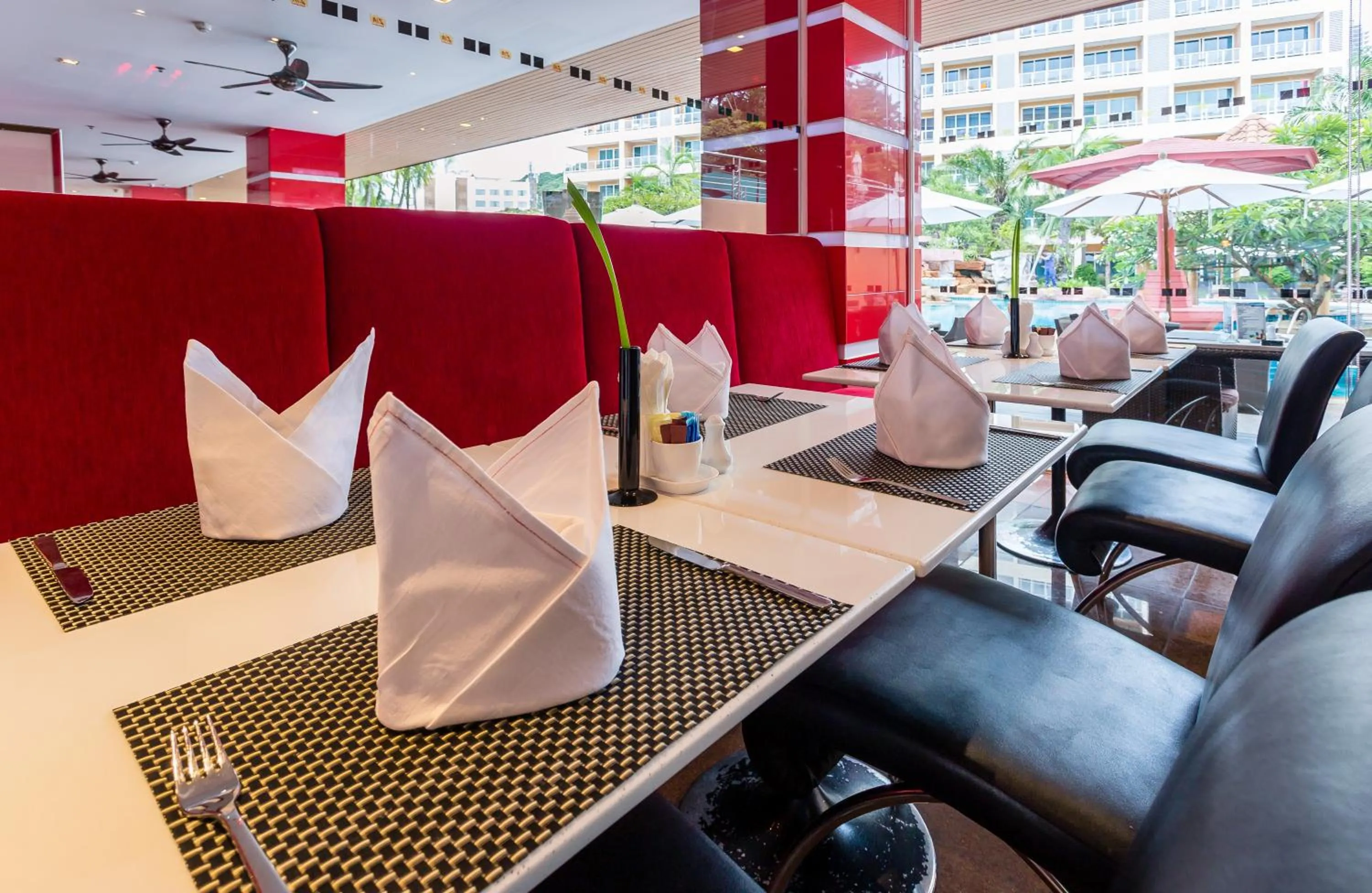 Restaurant/places to eat in Nova Platinum Hotel