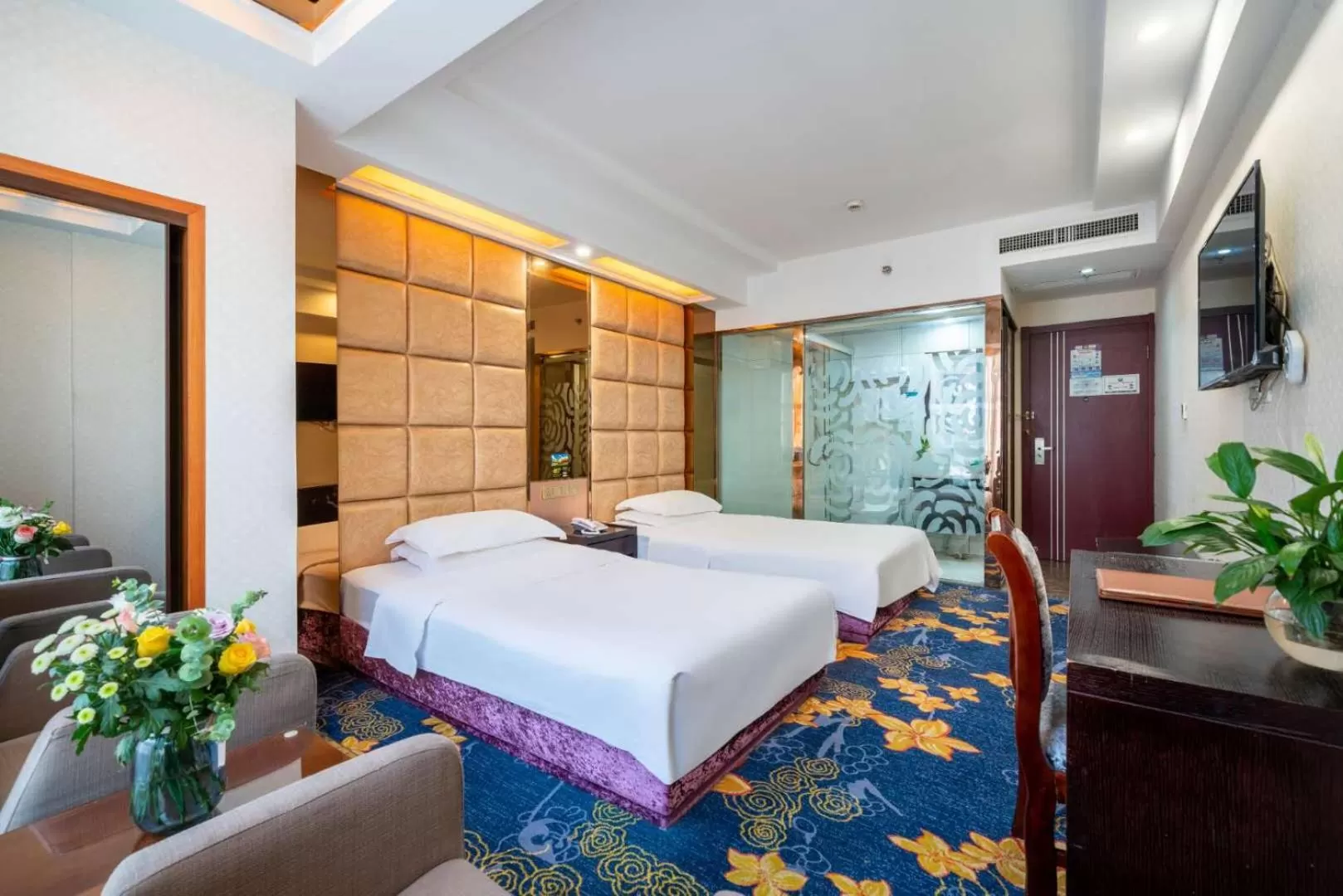 Photo of the whole room, Bed in Yiwu Yuejia Business Hotel