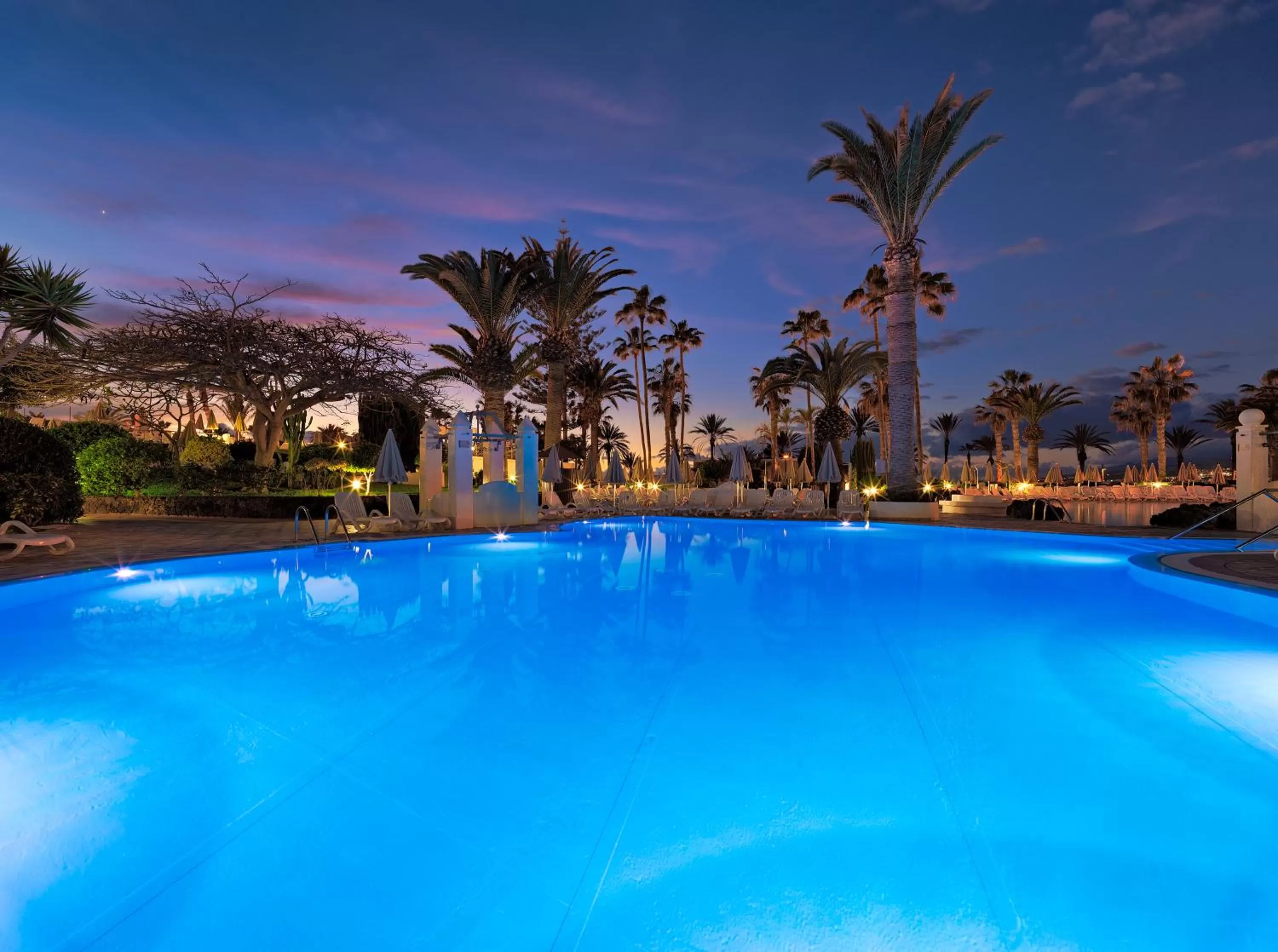 Swimming pool in H10 Las Palmeras