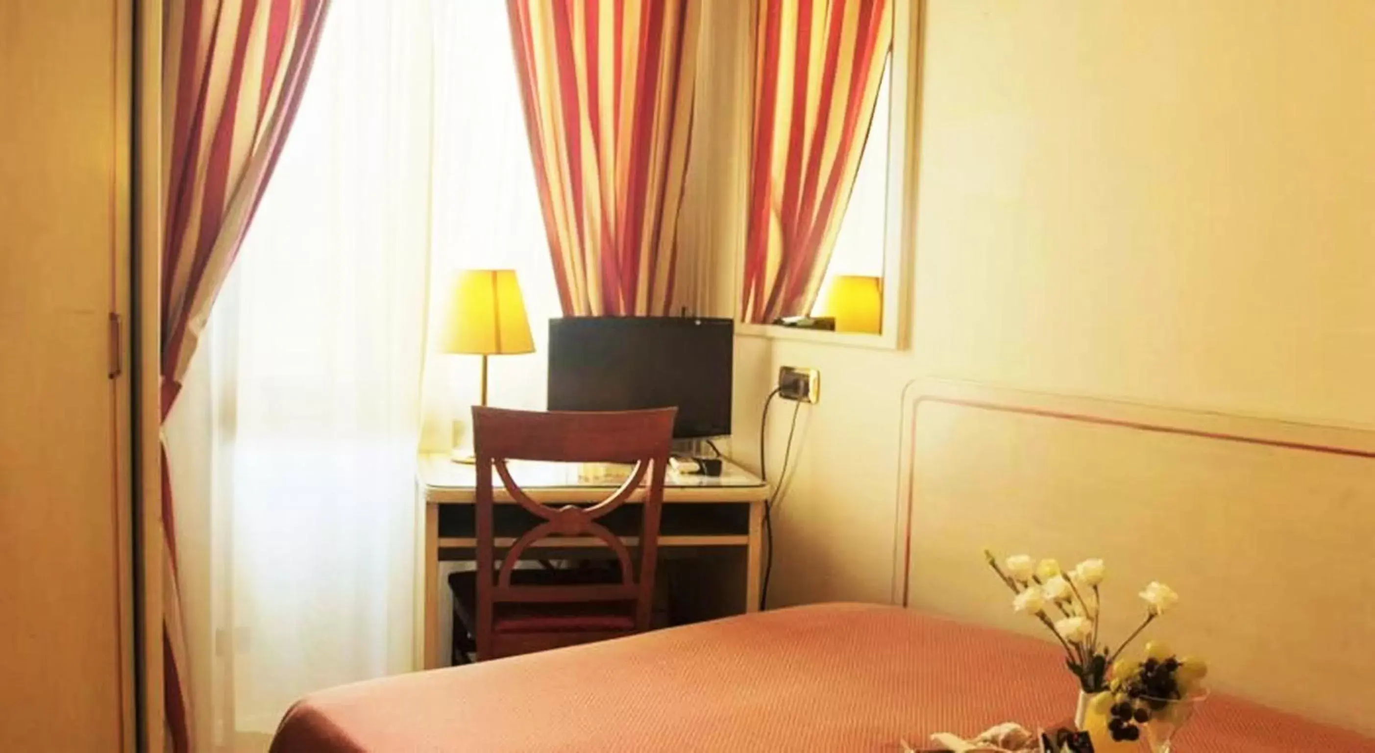 Bedroom, Bed in Hotel Villa Rosa