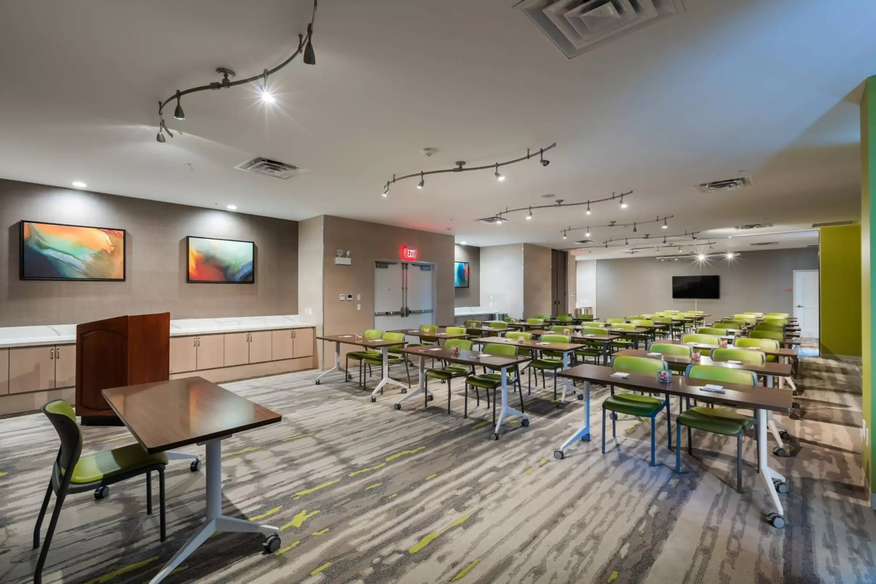 Meeting/conference room, Restaurant/Places to Eat in TownePlace Suites by Marriott Orlando at SeaWorld