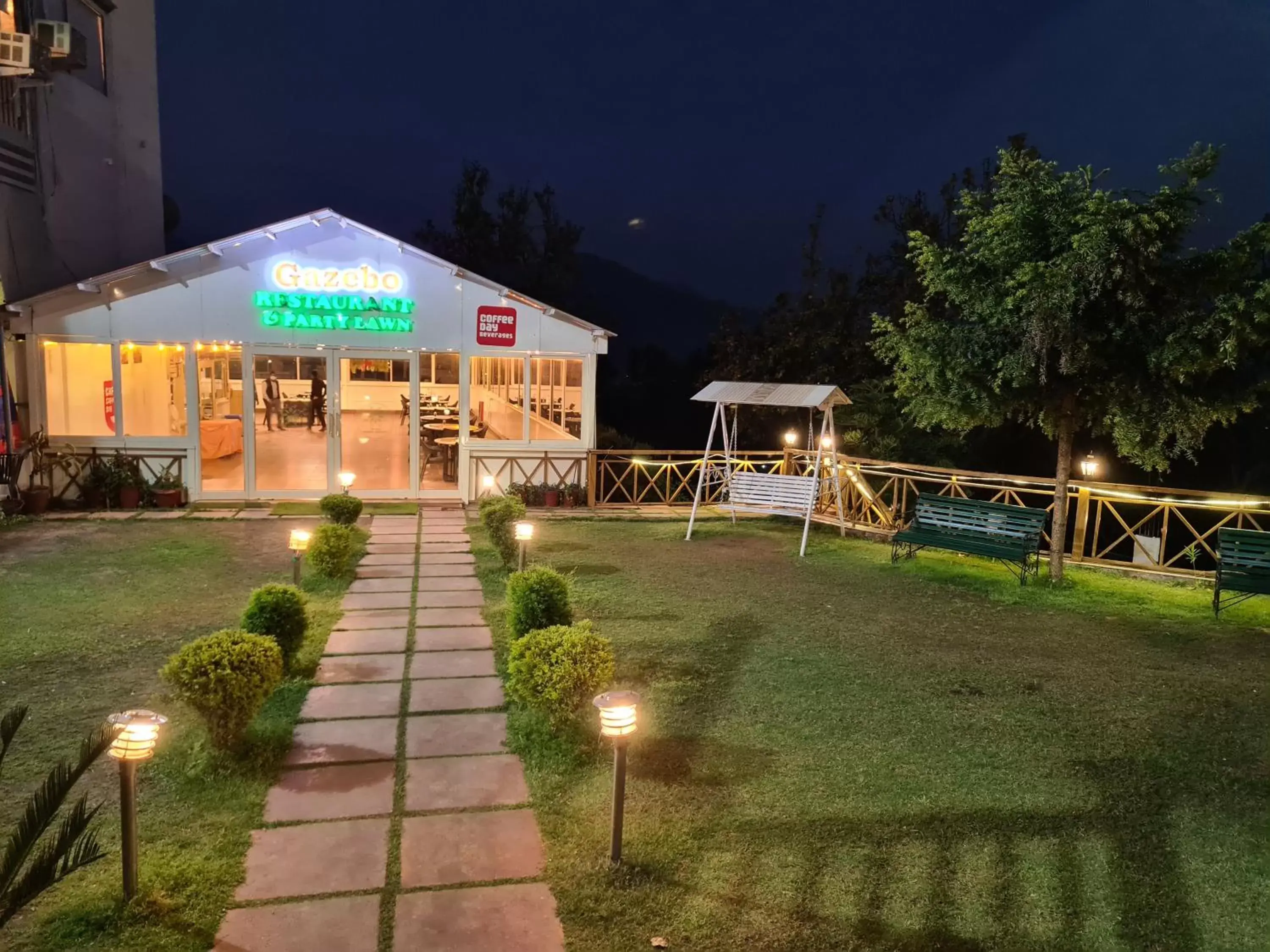 Restaurant/places to eat in Hotel Rajpur Heights