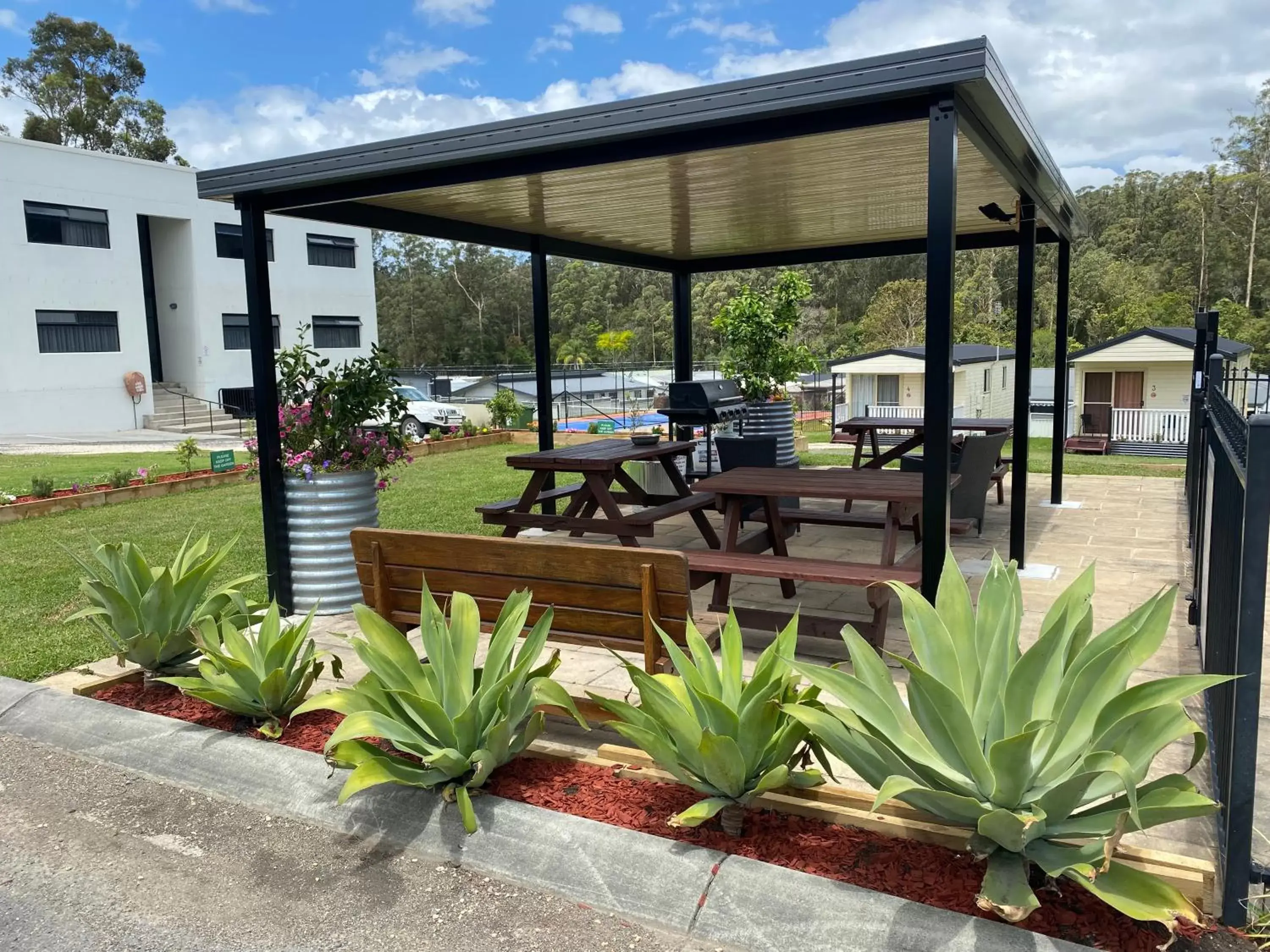 BBQ facilities in Timbertown Motel