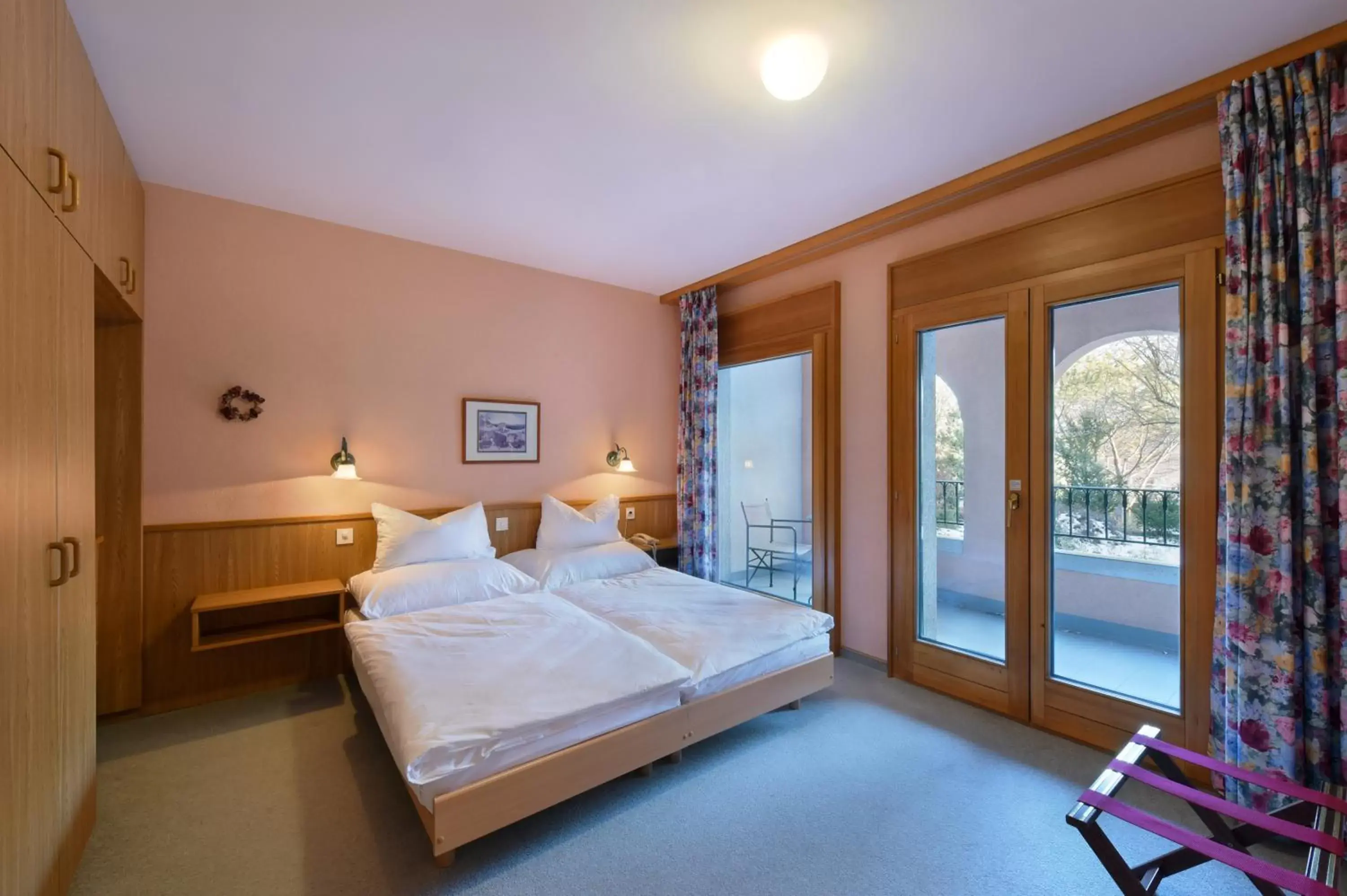 Photo of the whole room, Bed in Hôtel des Vignes