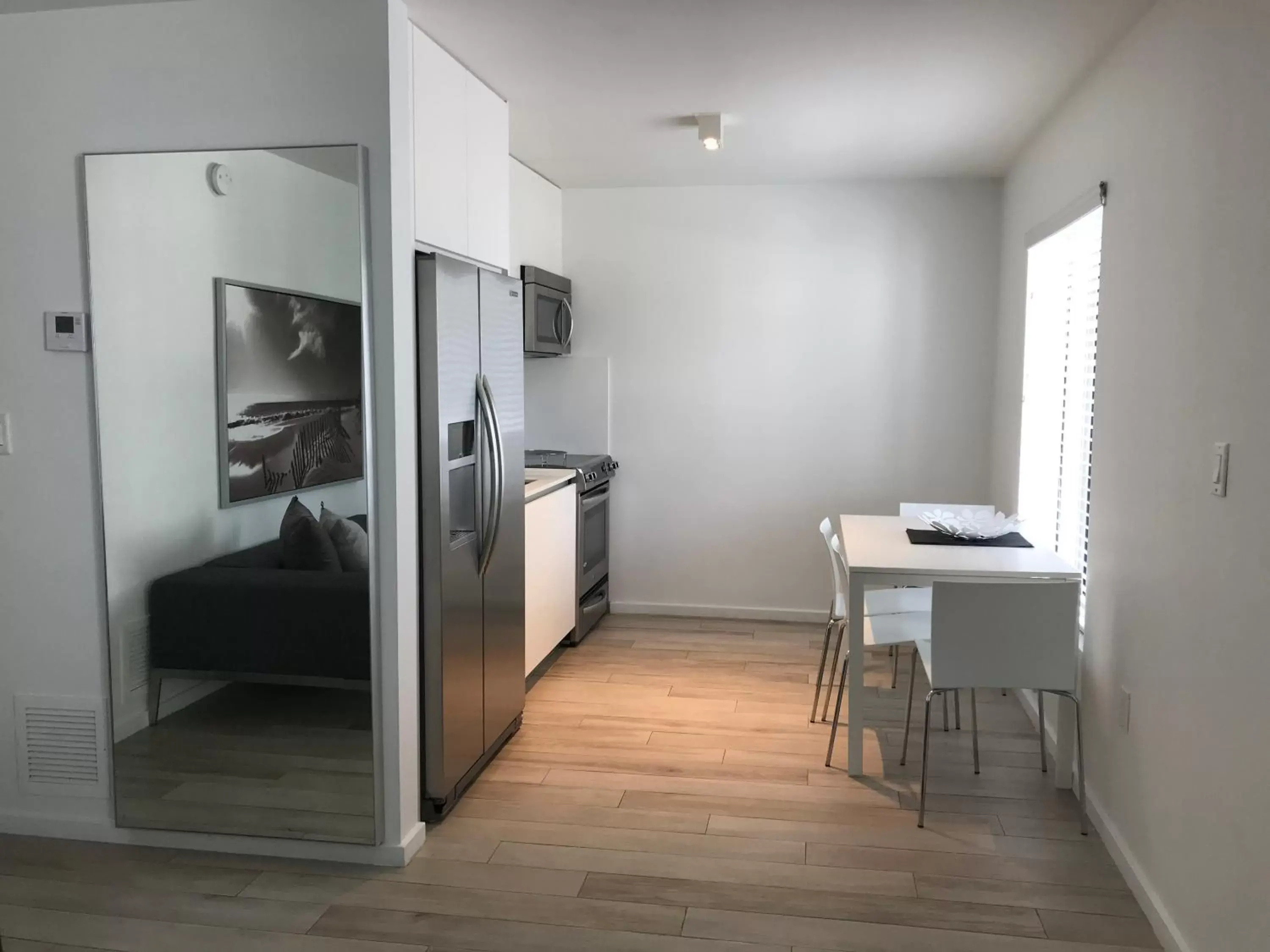 Kitchen or kitchenette, Dining Area in Beach Haus Key Biscayne Contemporary Apartments