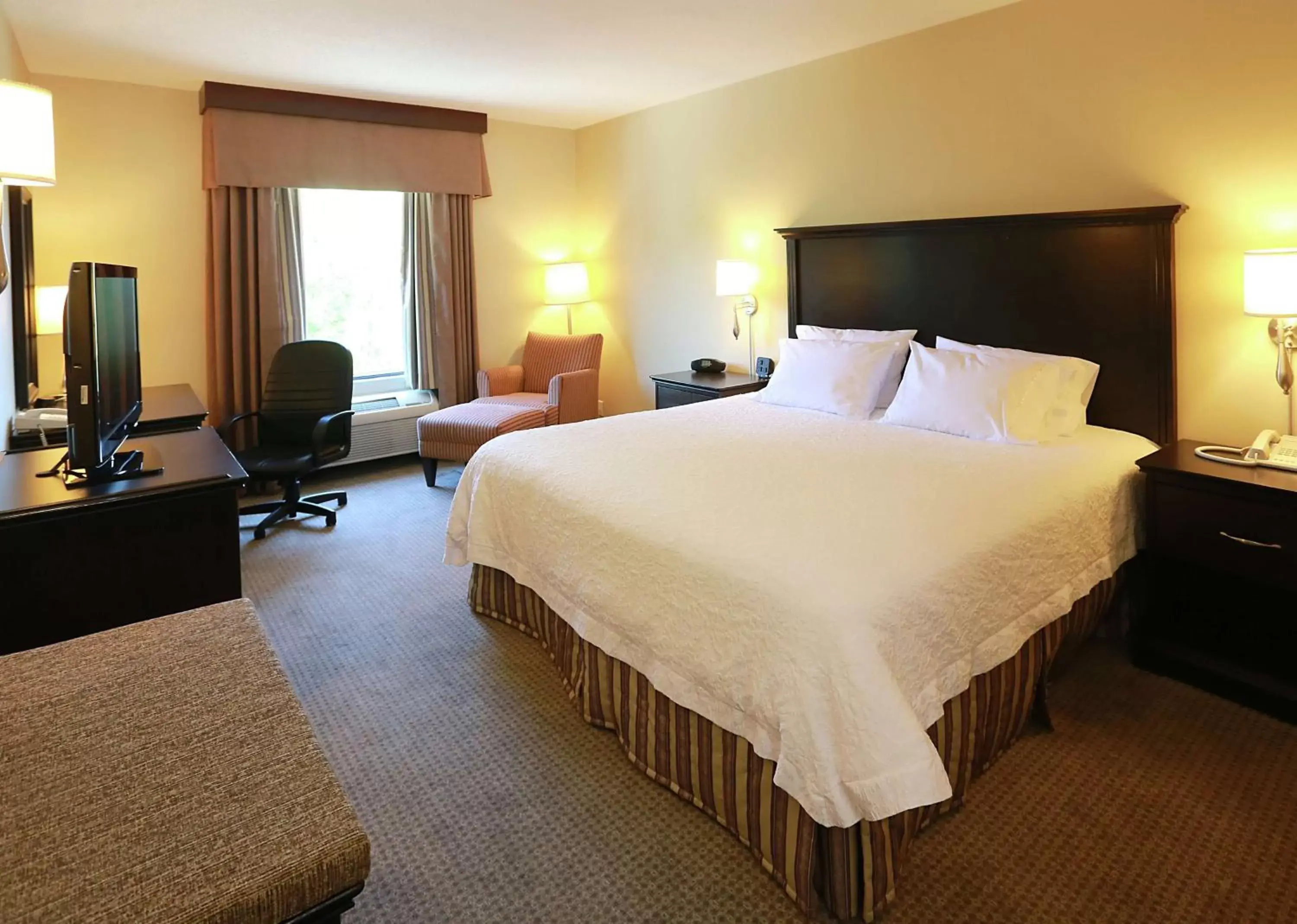 Bedroom, Bed in Hampton Inn & Suites Laval