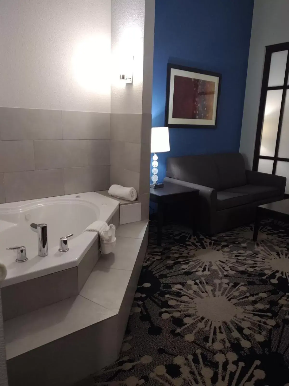Living room, Bathroom in Comfort Suites Greenville