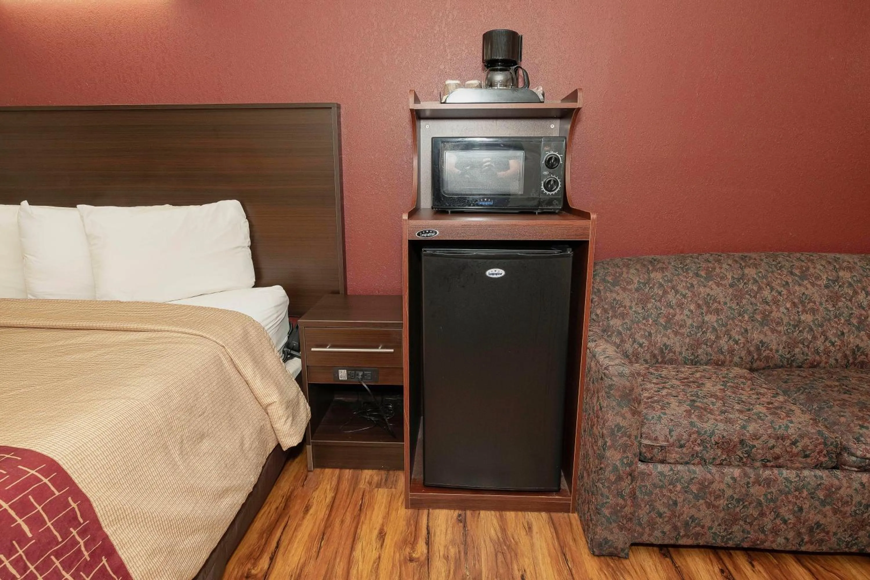Photo of the whole room, Bed in Red Roof Inn Starkville - University