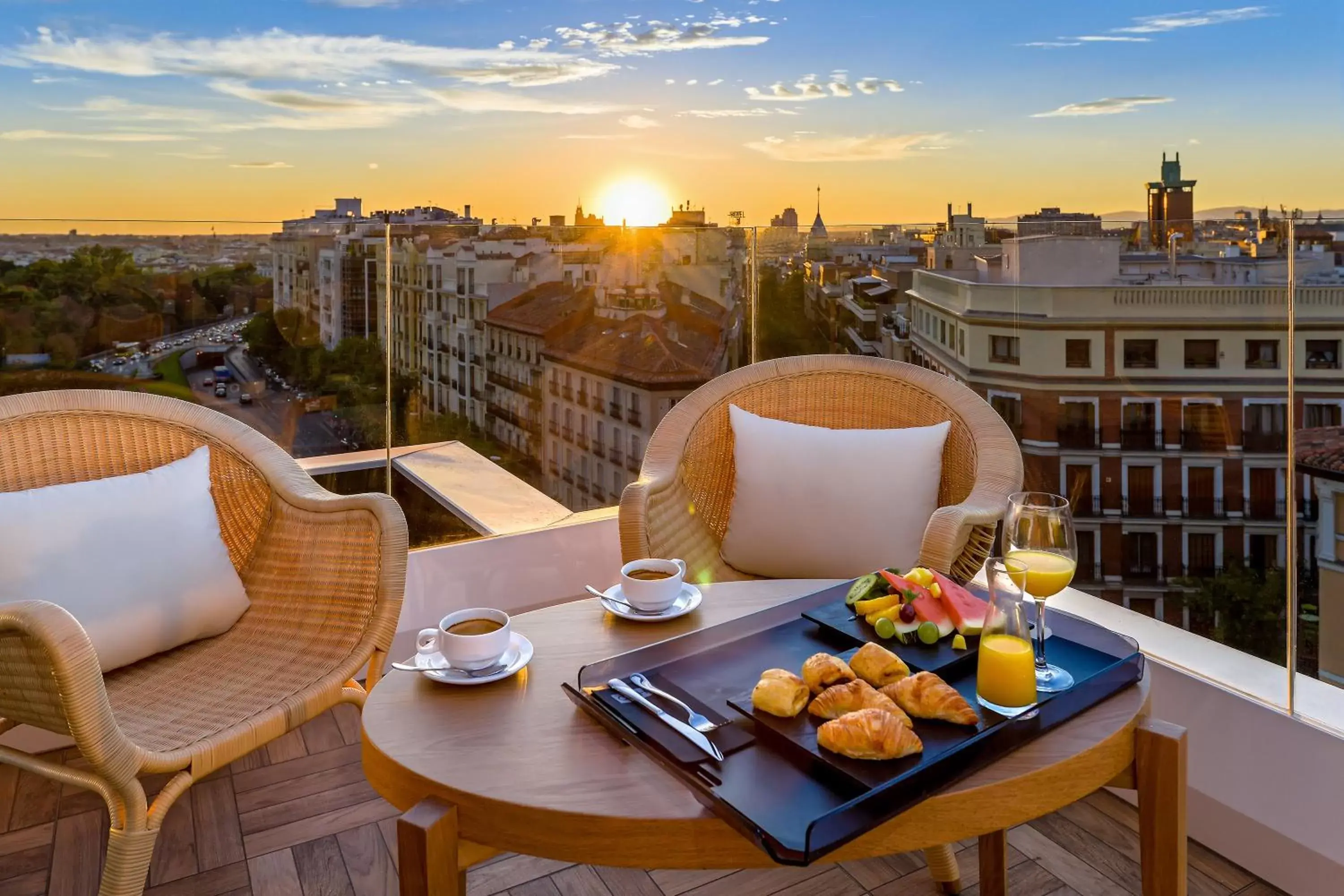 Balcony/Terrace, Sunrise/Sunset in H10 Puerta de Alcalá