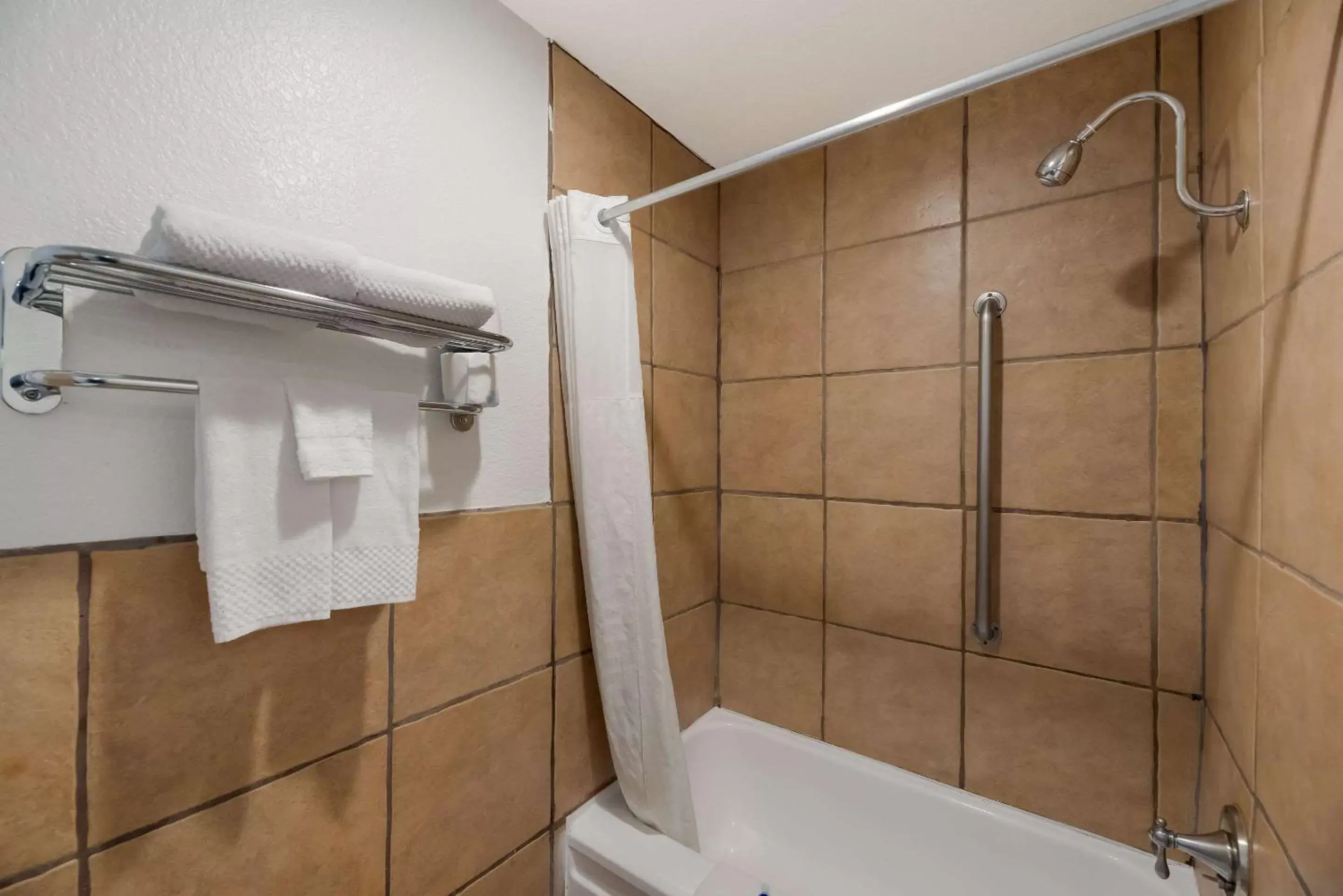 Bedroom, Bathroom in Rodeway Inn Flagstaff-Downtown