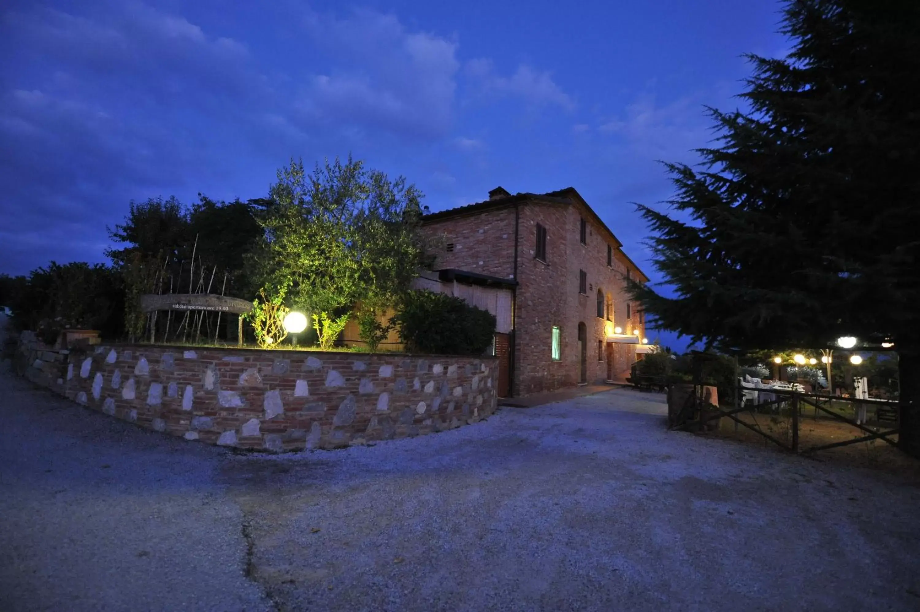 Night, Property Building in Albergo La Foresteria