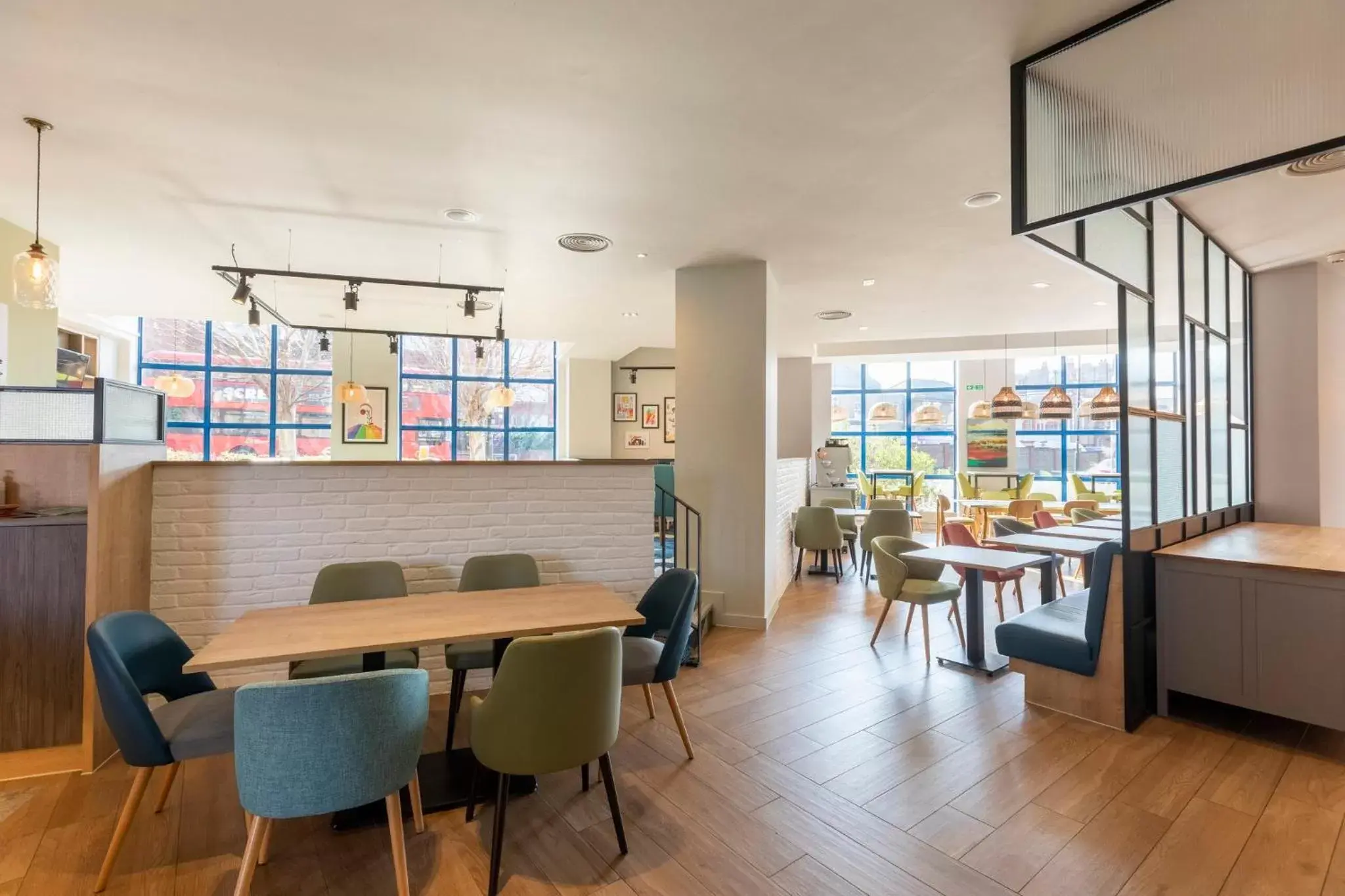 Property building, Restaurant/Places to Eat in Holiday Inn London Sutton, an IHG Hotel