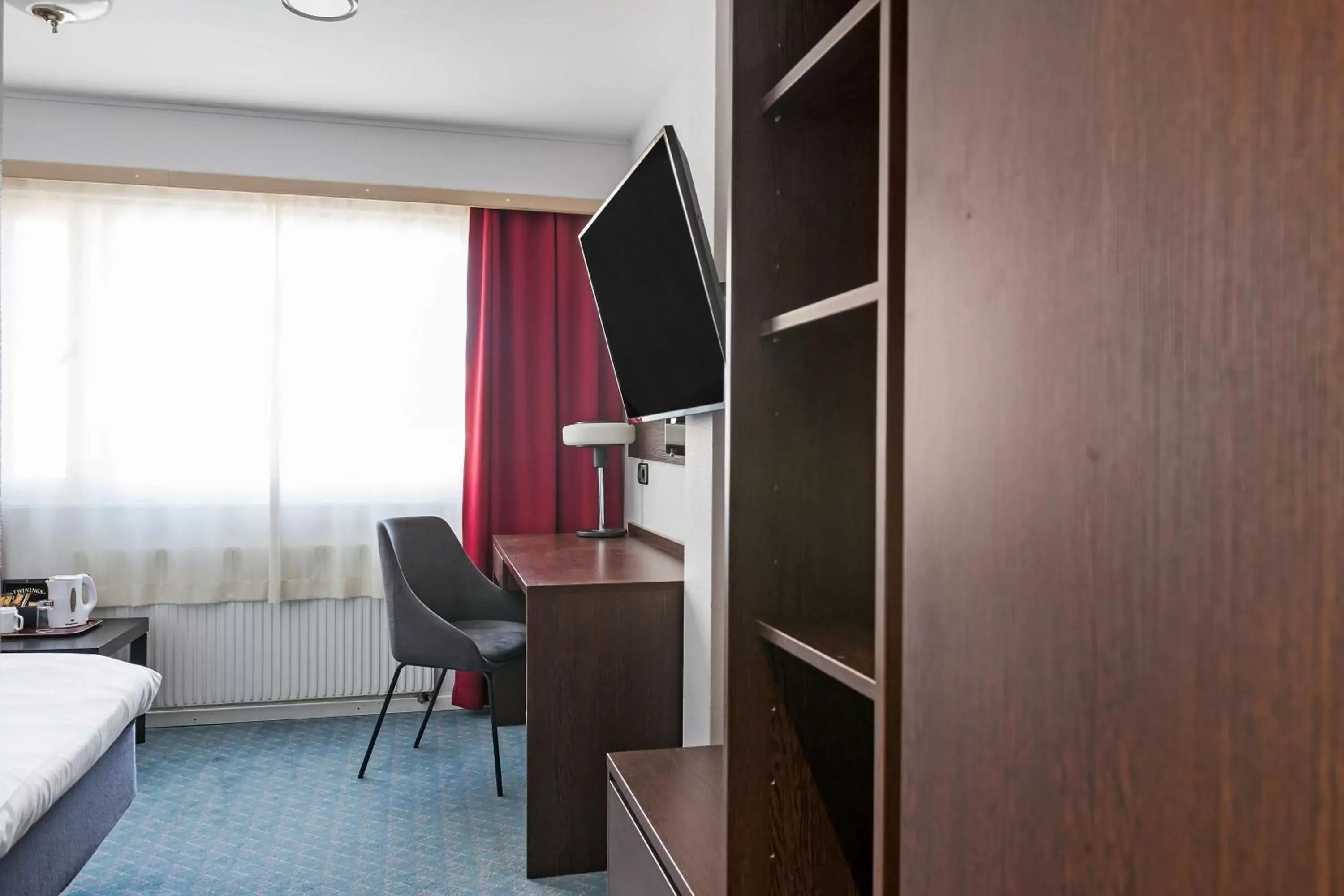 Bedroom, TV/Entertainment Center in Best Western Malmia Hotel