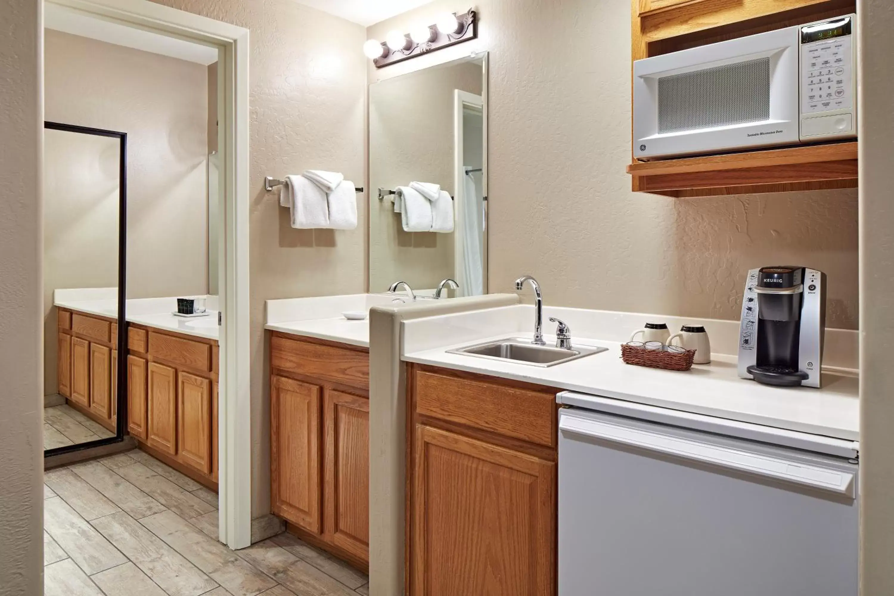 Bathroom, Kitchen/Kitchenette in Orchards Inn