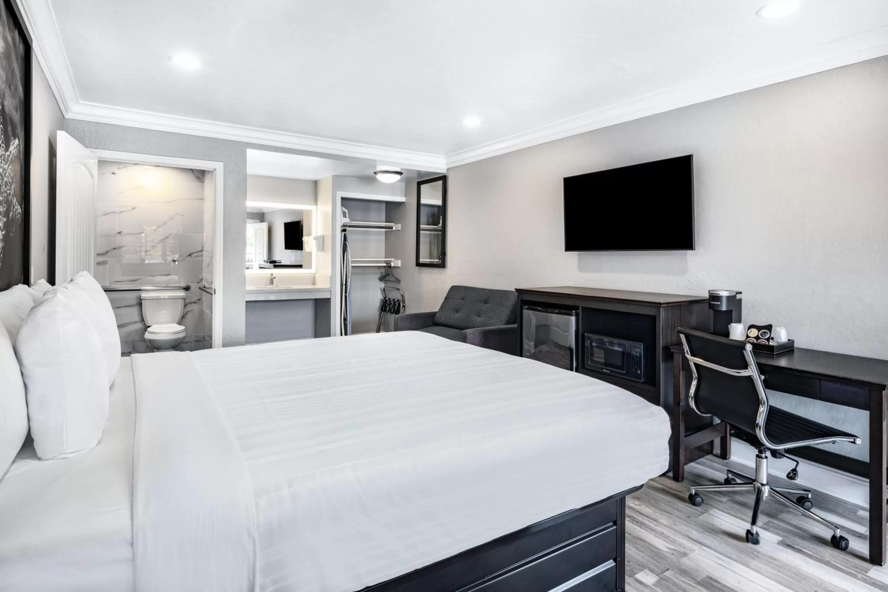 Bedroom, Bed in Aura Inn Monterey