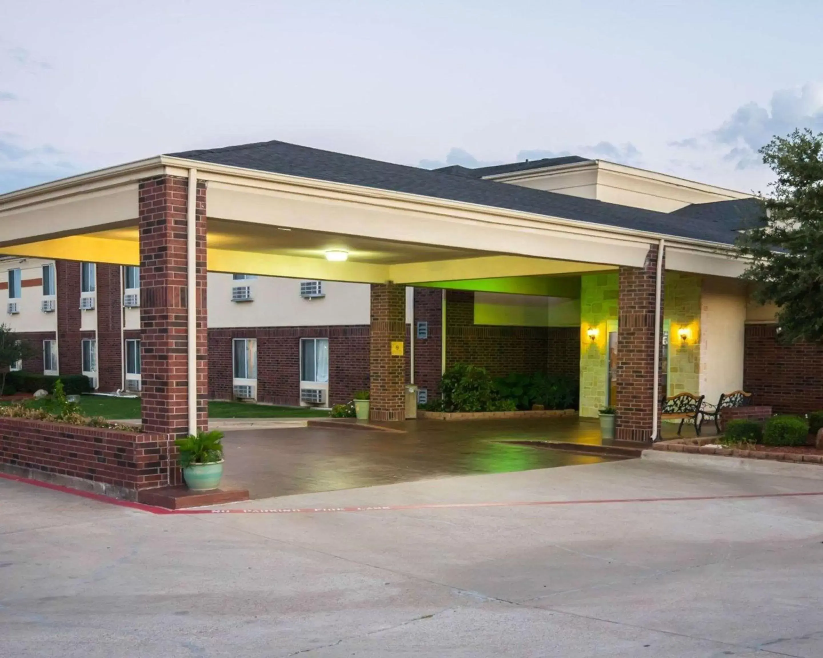 Property building in Comfort Inn Red Oak