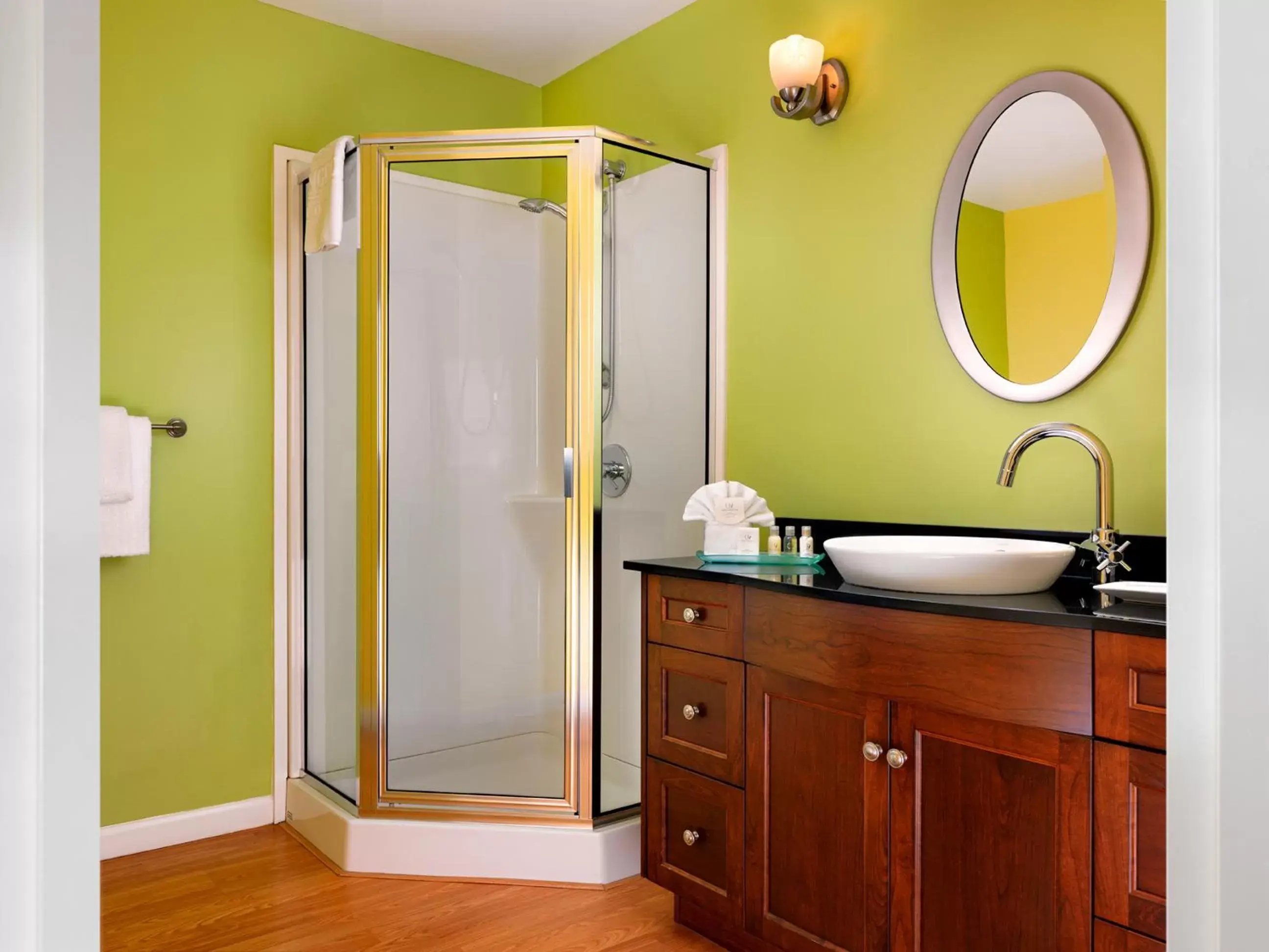 Shower, Bathroom in Huntingdon Manor Hotel