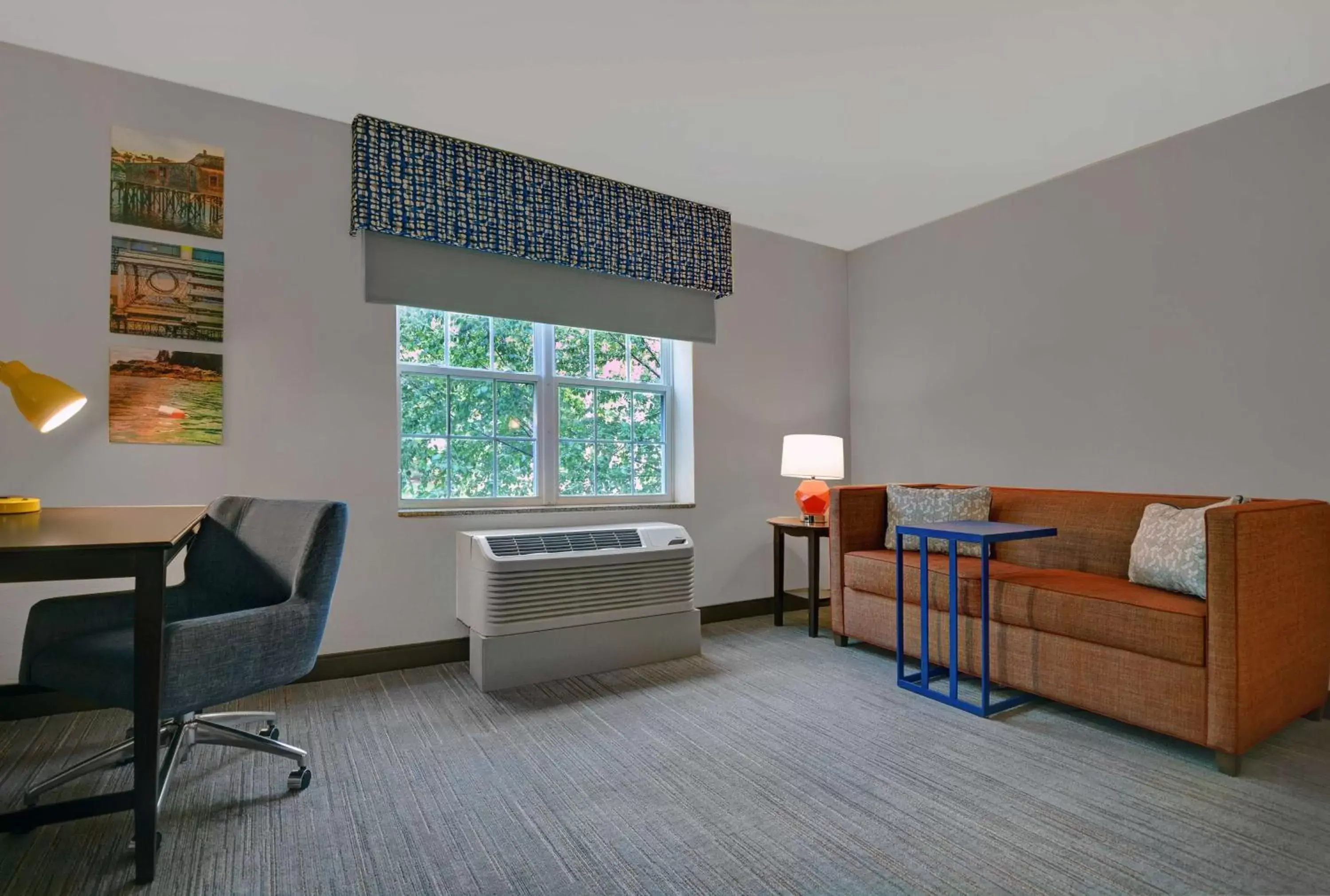 Living room, Seating Area in Hampton Inn Bath - Brunswick Area , ME