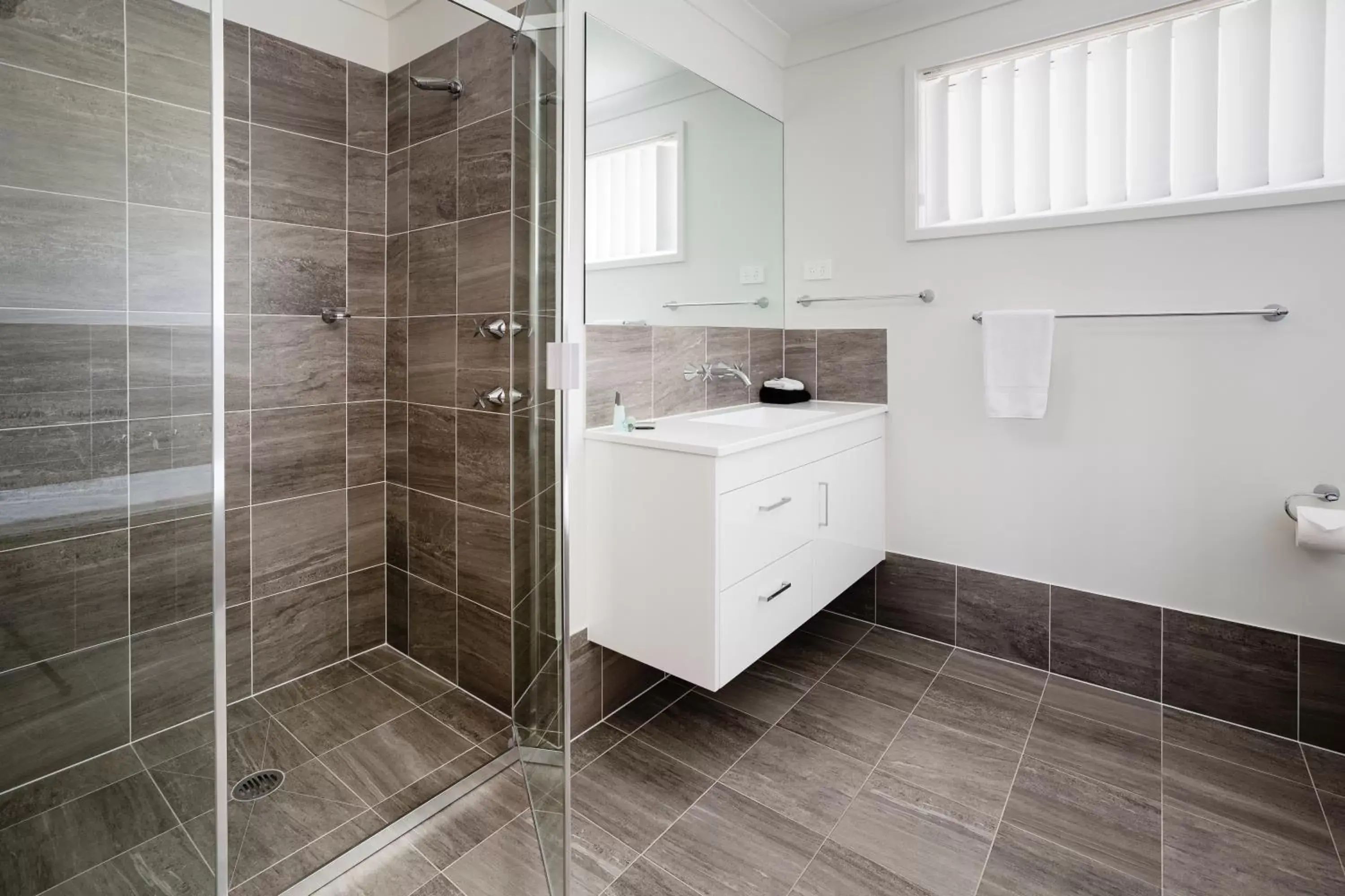 Shower, Bathroom in Wallsend Executive Apartments