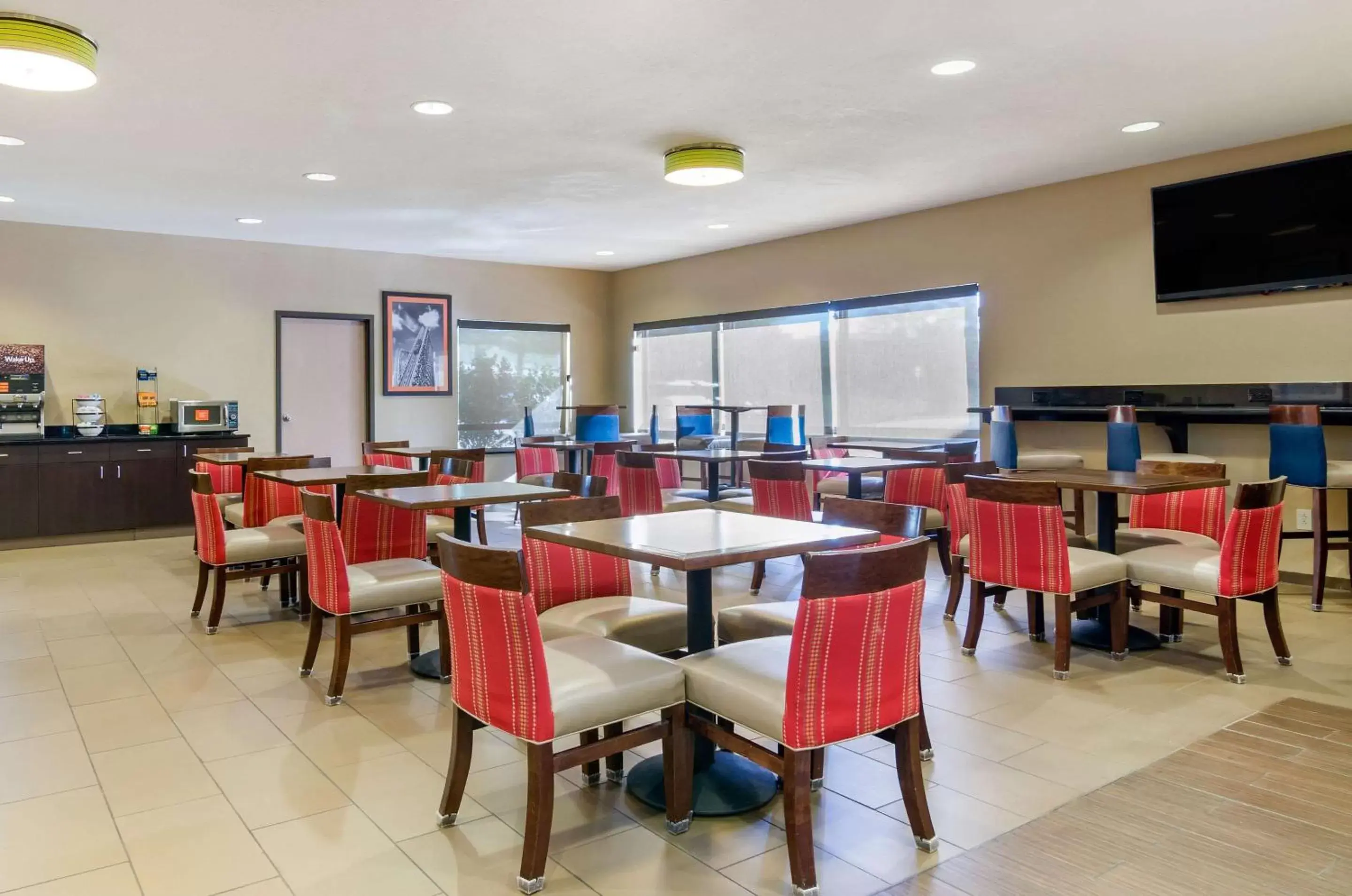 Breakfast, Restaurant/Places to Eat in Comfort Inn & Suites Near Worlds of Fun