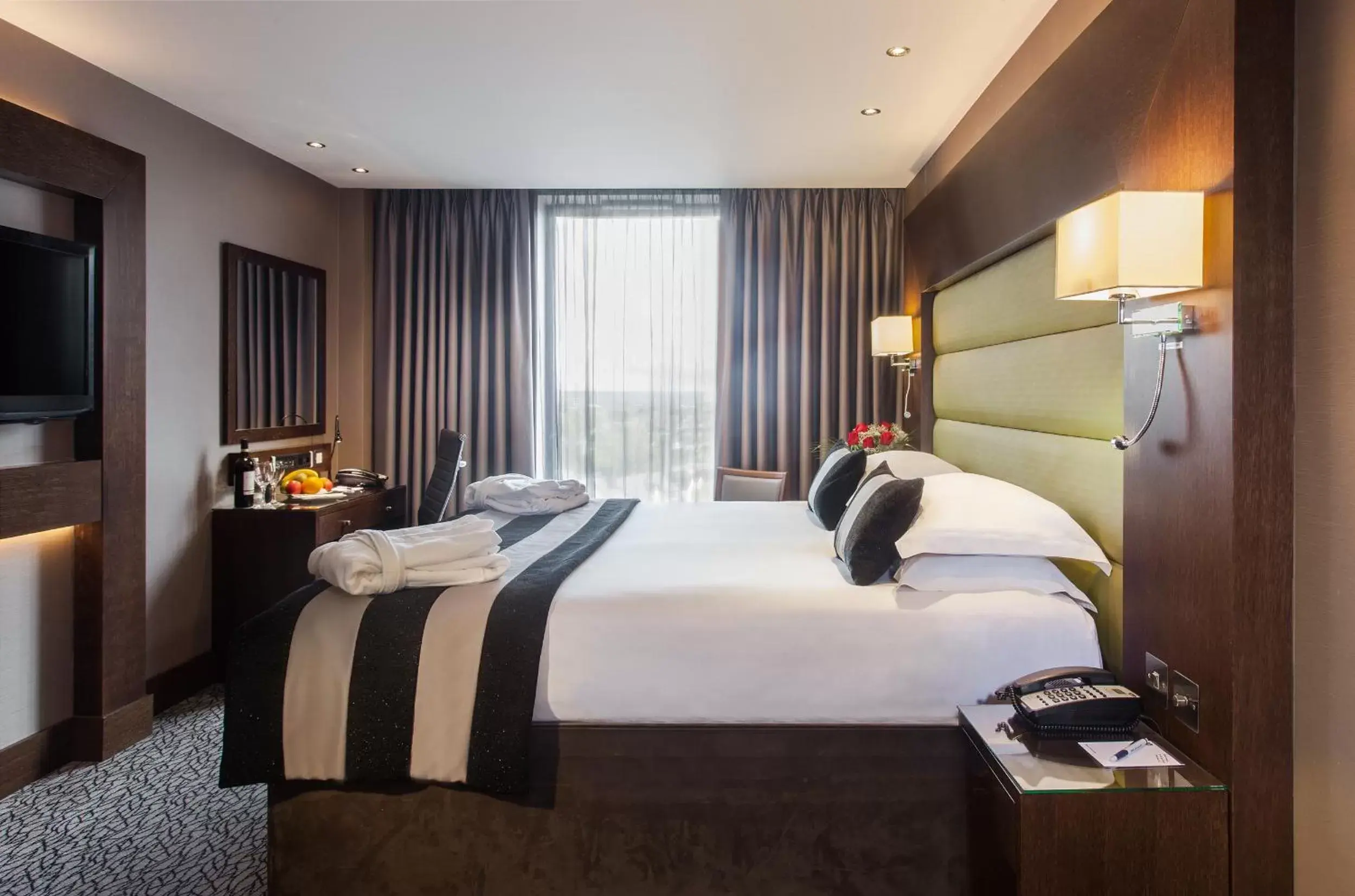 Photo of the whole room, Bed in Park Grand London Heathrow