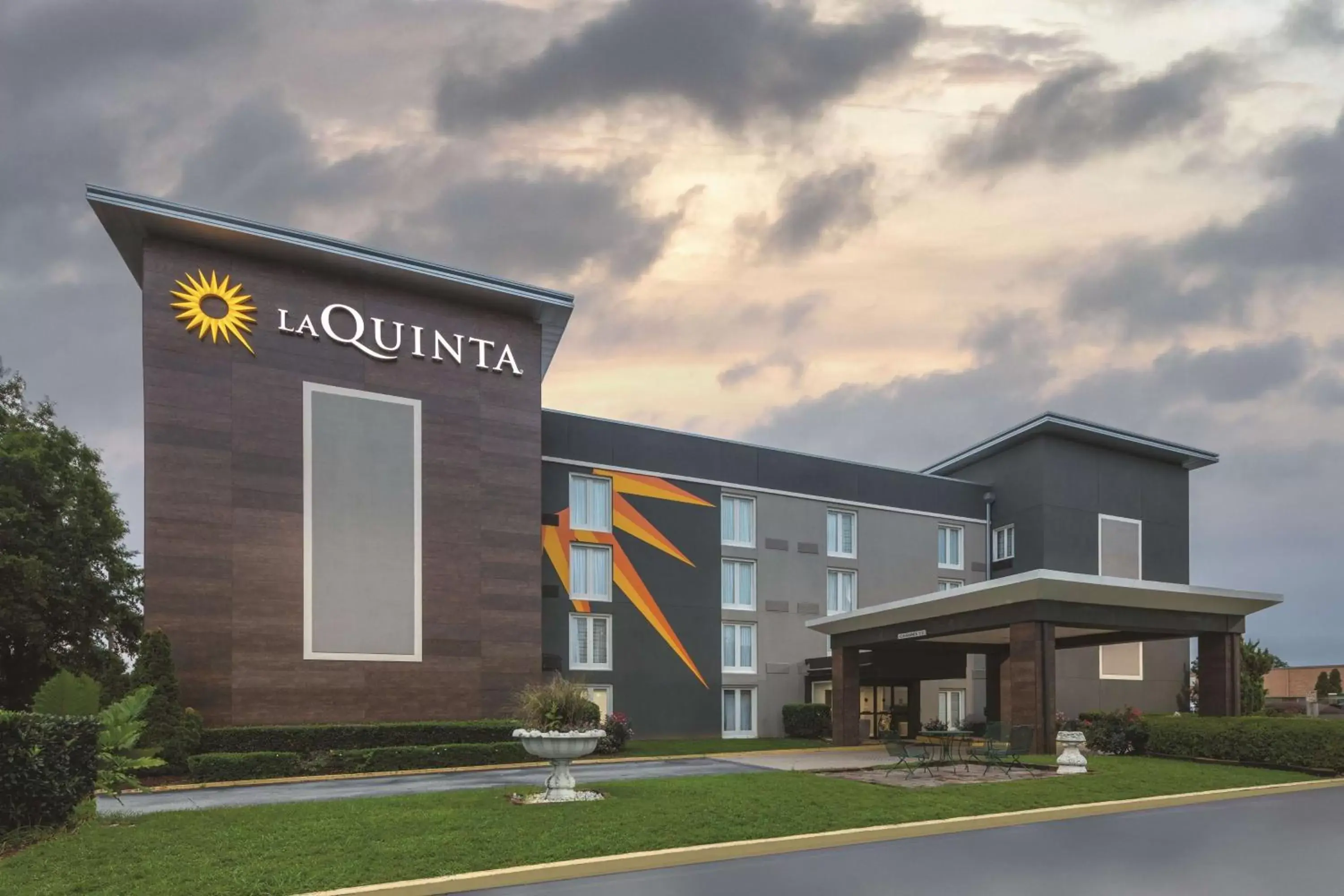 Property Building in La Quinta by Wyndham Atlanta Airport South