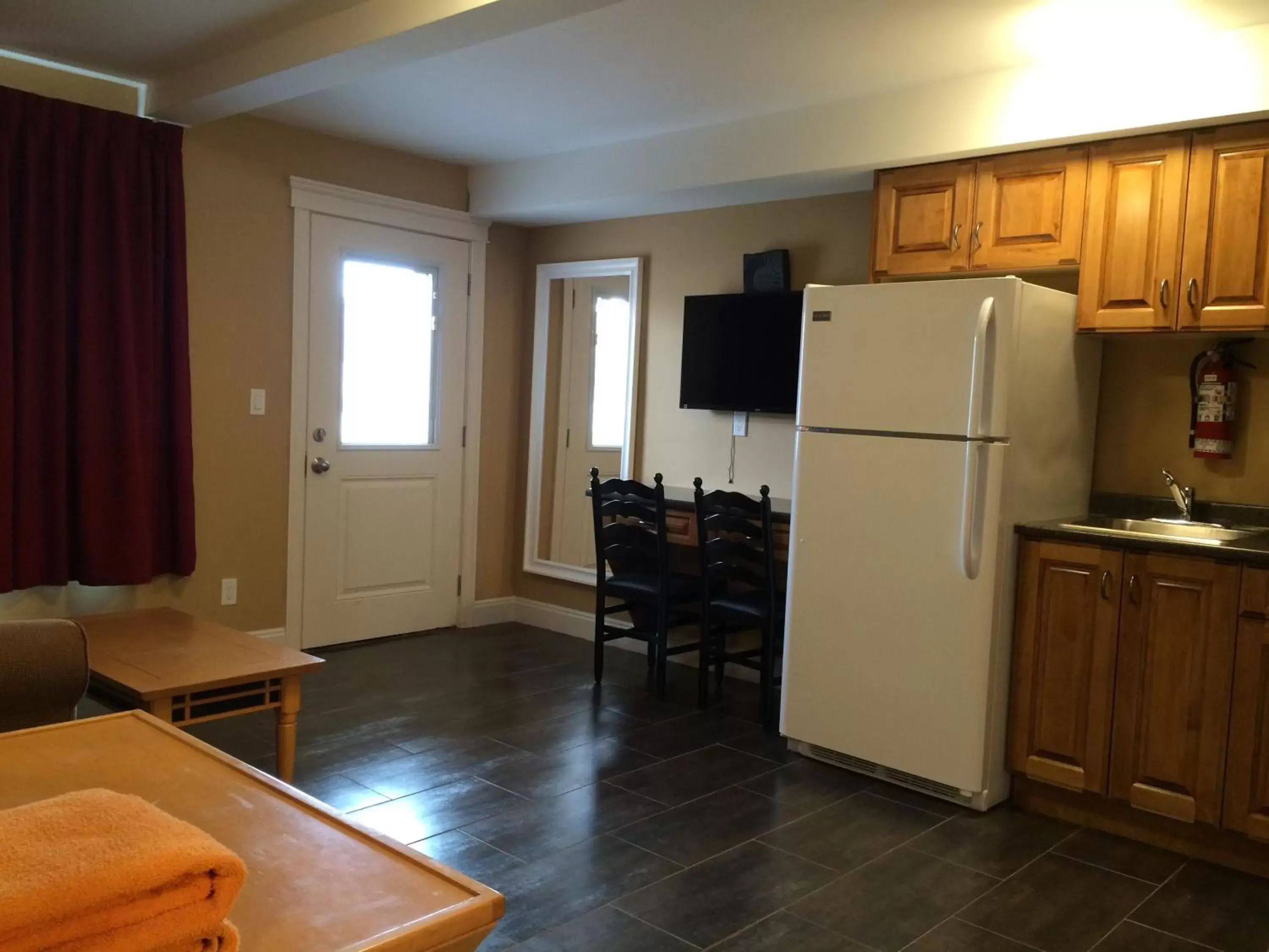 Kitchen/Kitchenette in Sahara Suites