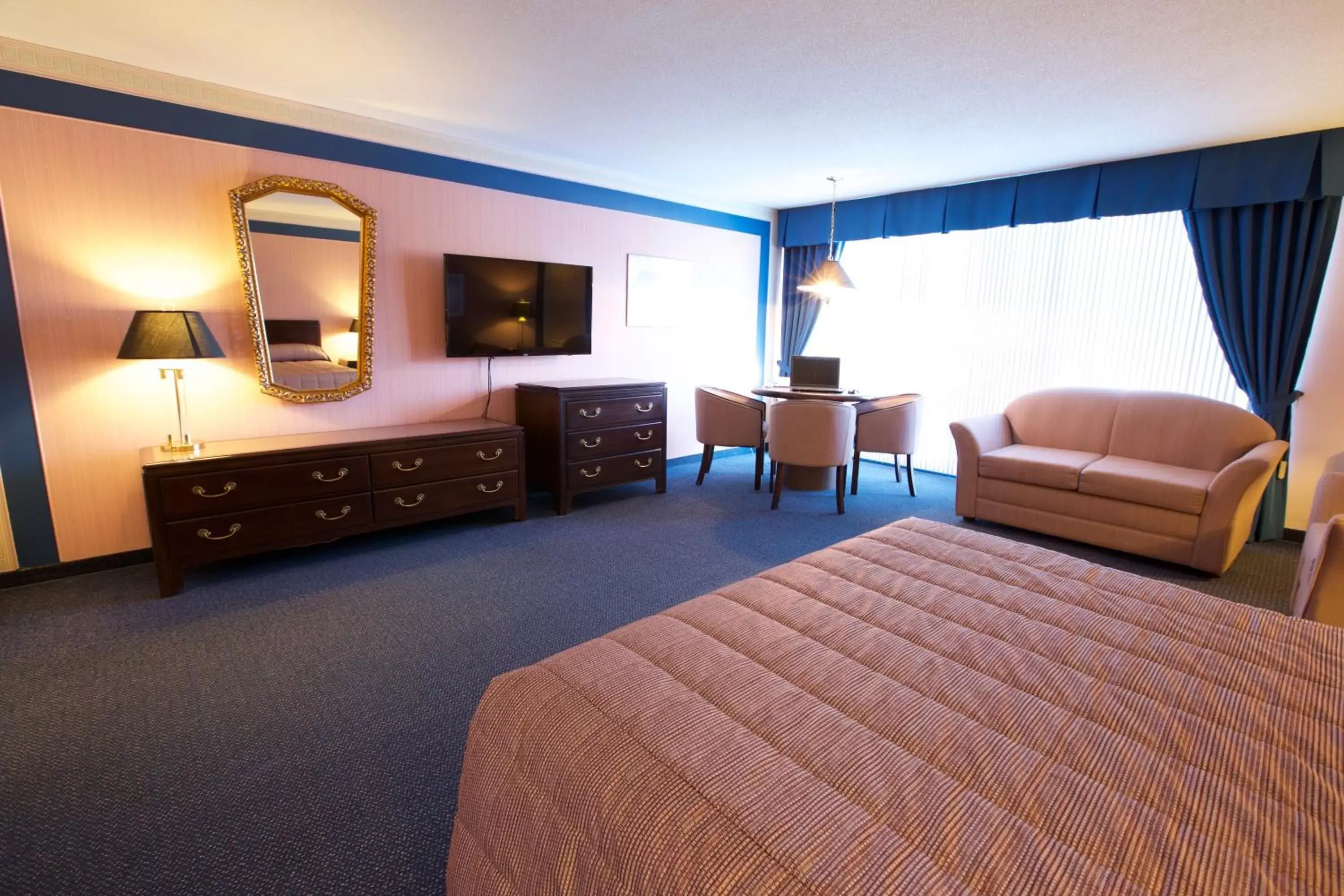 Photo of the whole room, Seating Area in Motel Le Voyageur