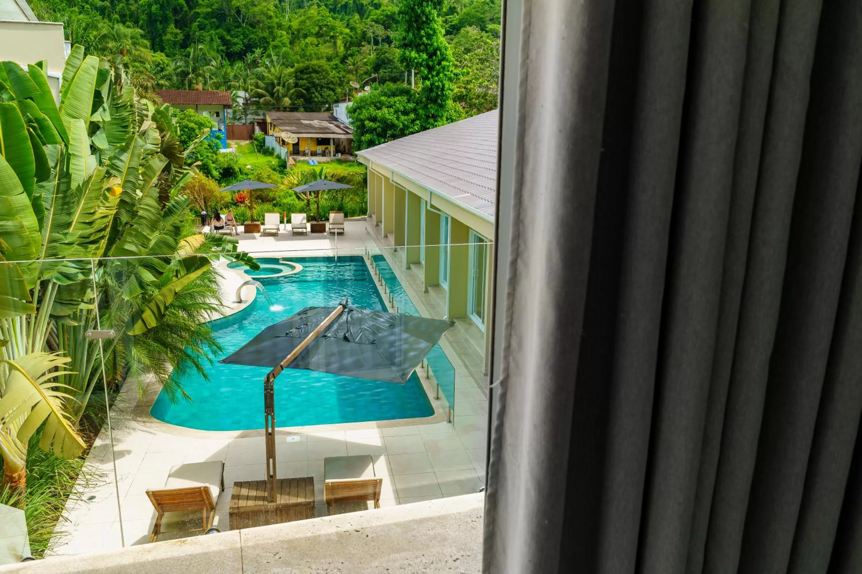 Swimming pool in Pousada Apple House Paraty
