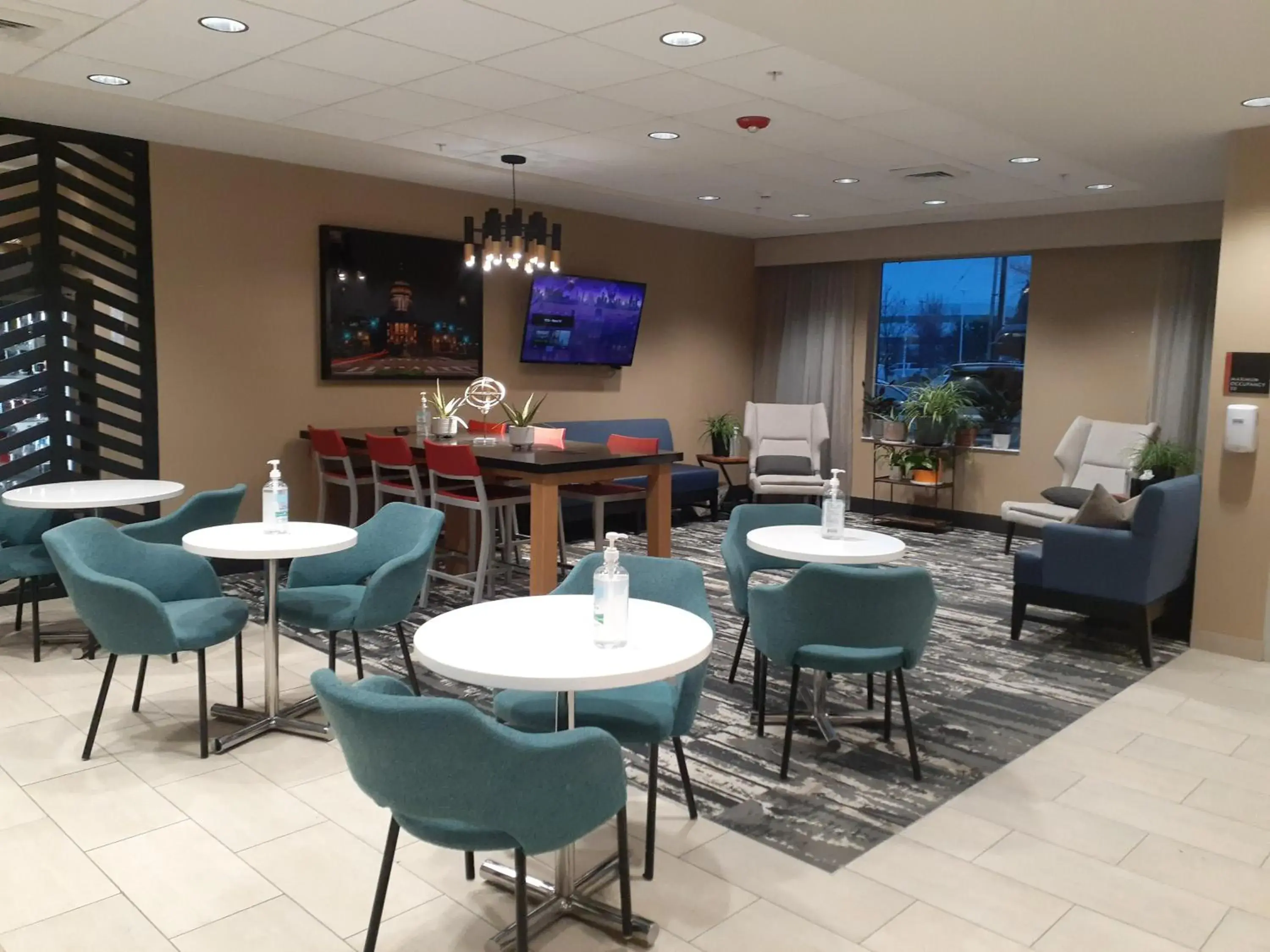 Lobby or reception, Lounge/Bar in Simple Suites Boise Airport