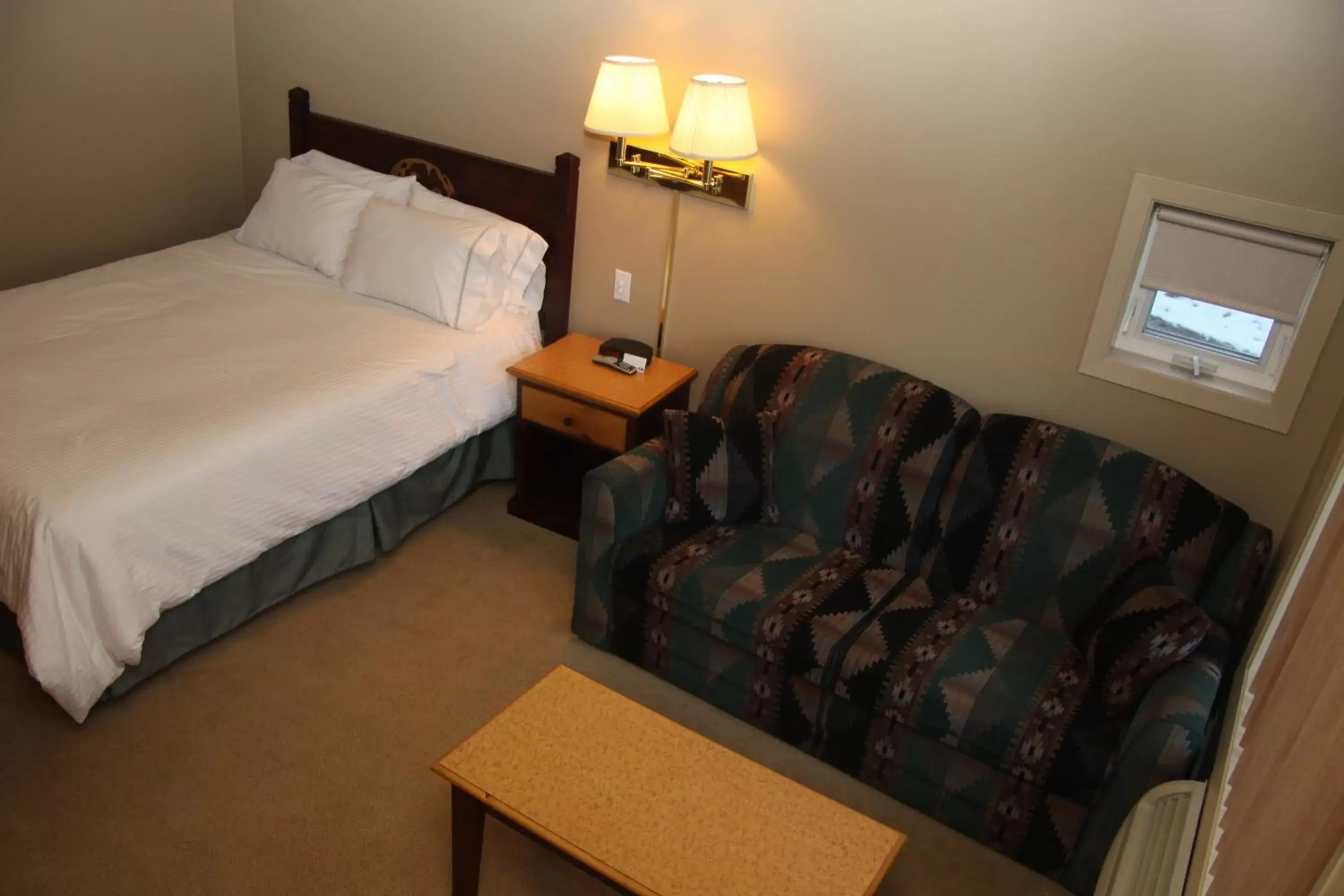 Bed in Waterton Lakes Lodge Resort